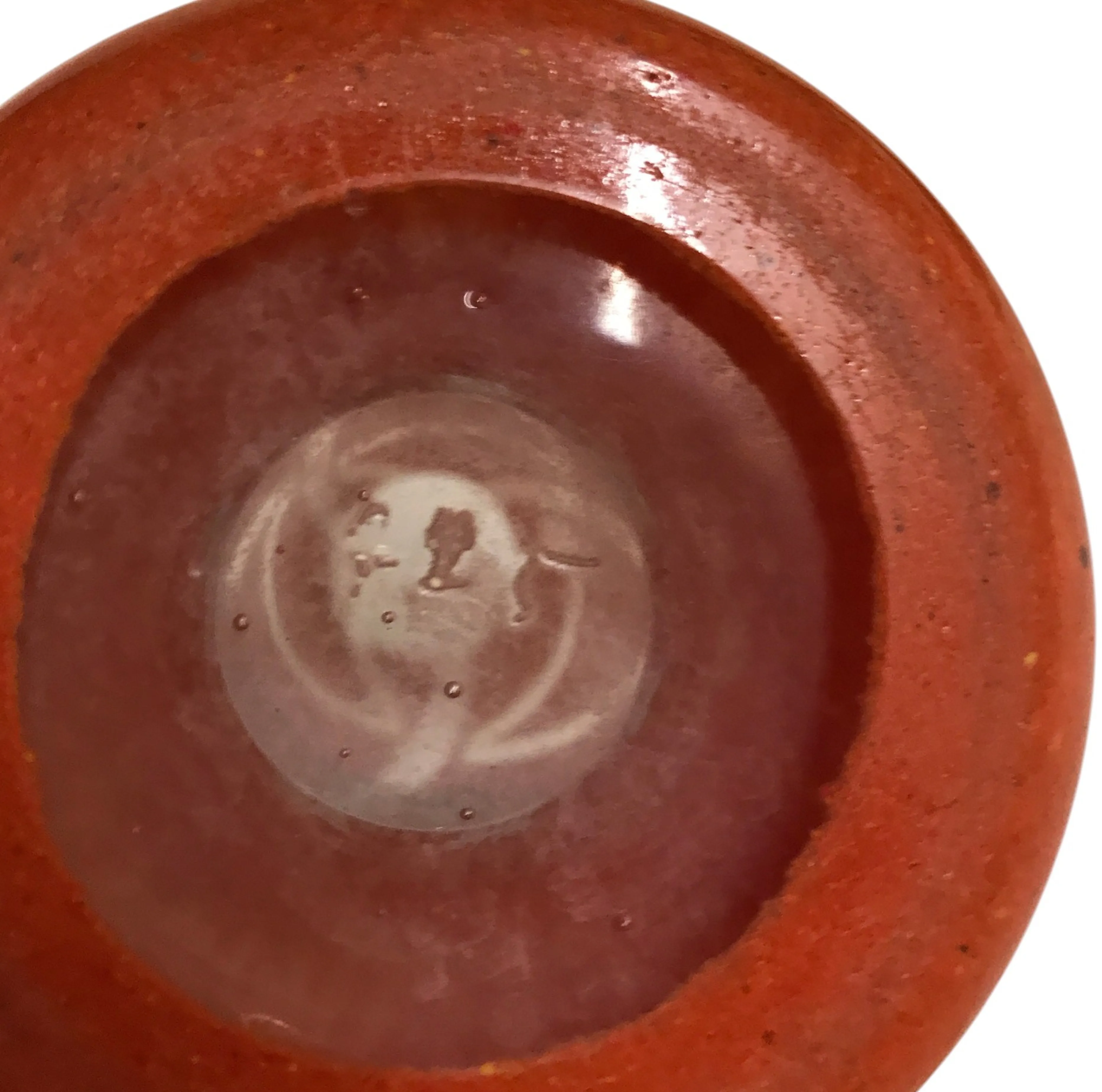Vue de dessus d'ancien verre signé Degué français, avec une légère entaille au fond.