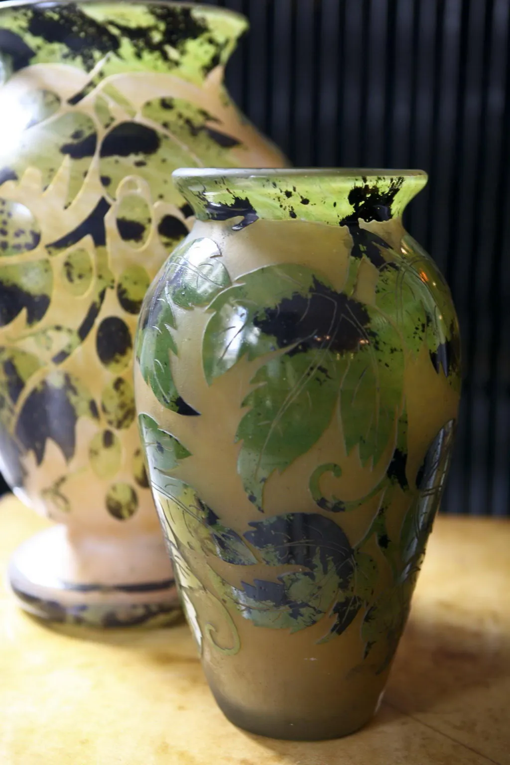 两件古董Degué花瓶带有绿色叶子装饰