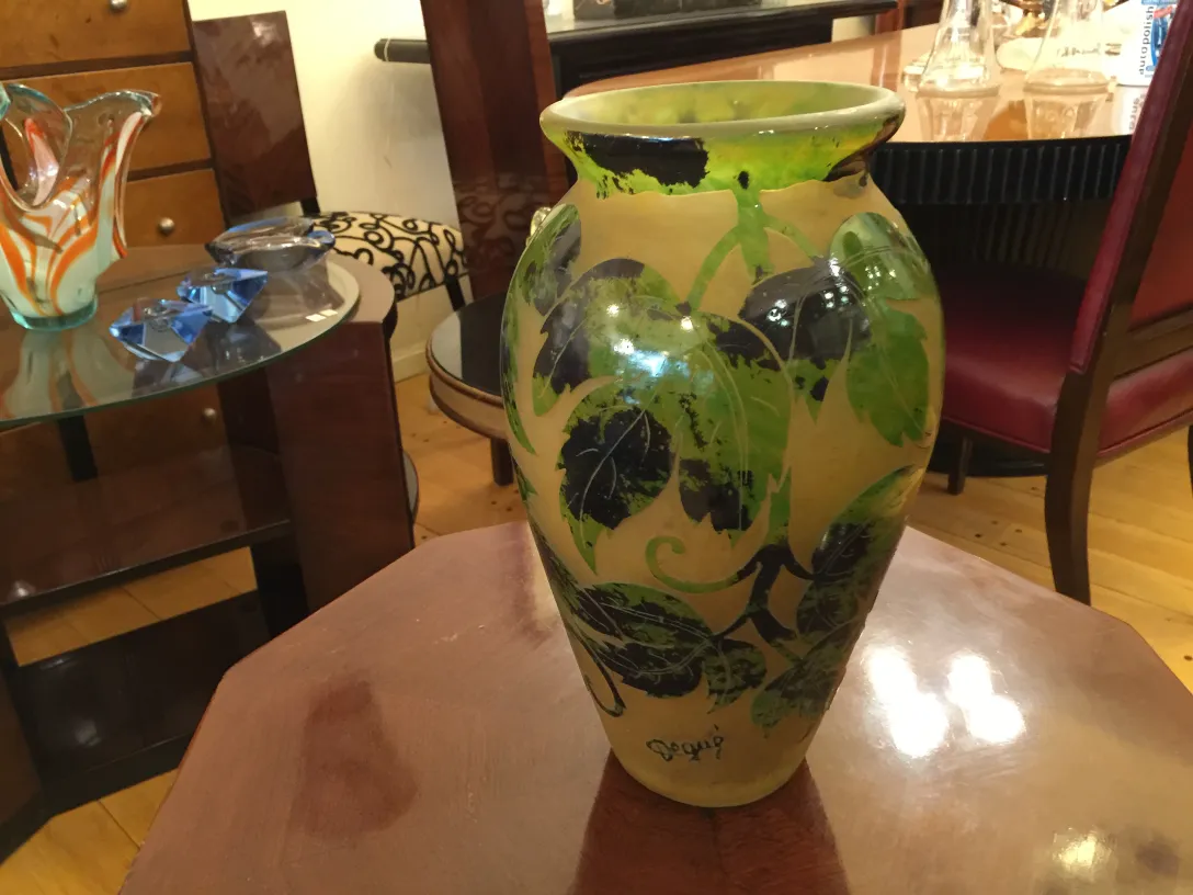 緑の葉の装飾が施されたDeguéの古い花瓶2つ