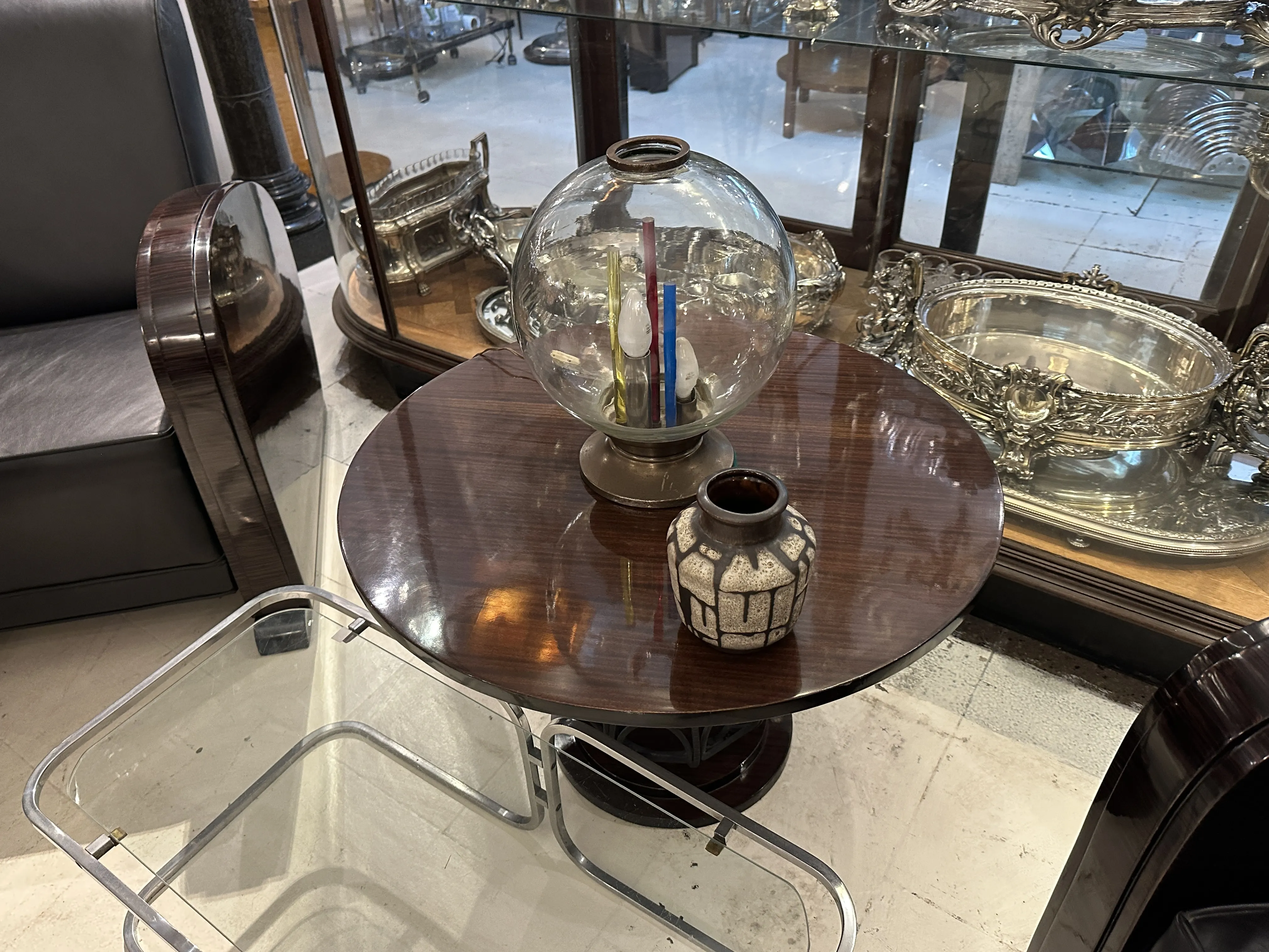 独特手工装饰的古董陶瓷作品。