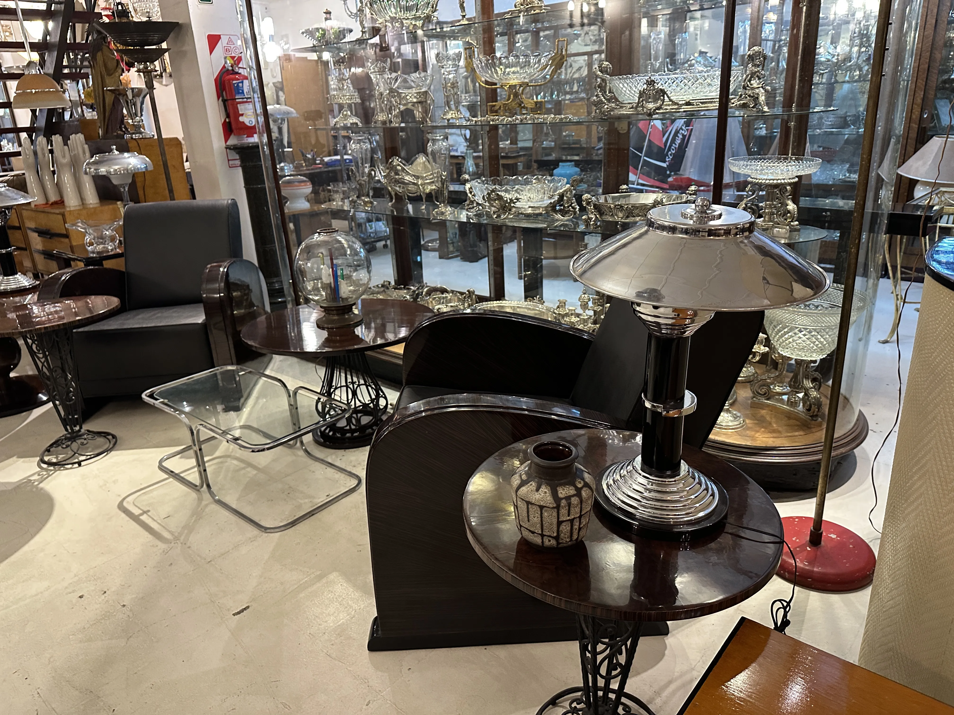 Vista de cerámica antigua con decoraciones en un entorno vintage