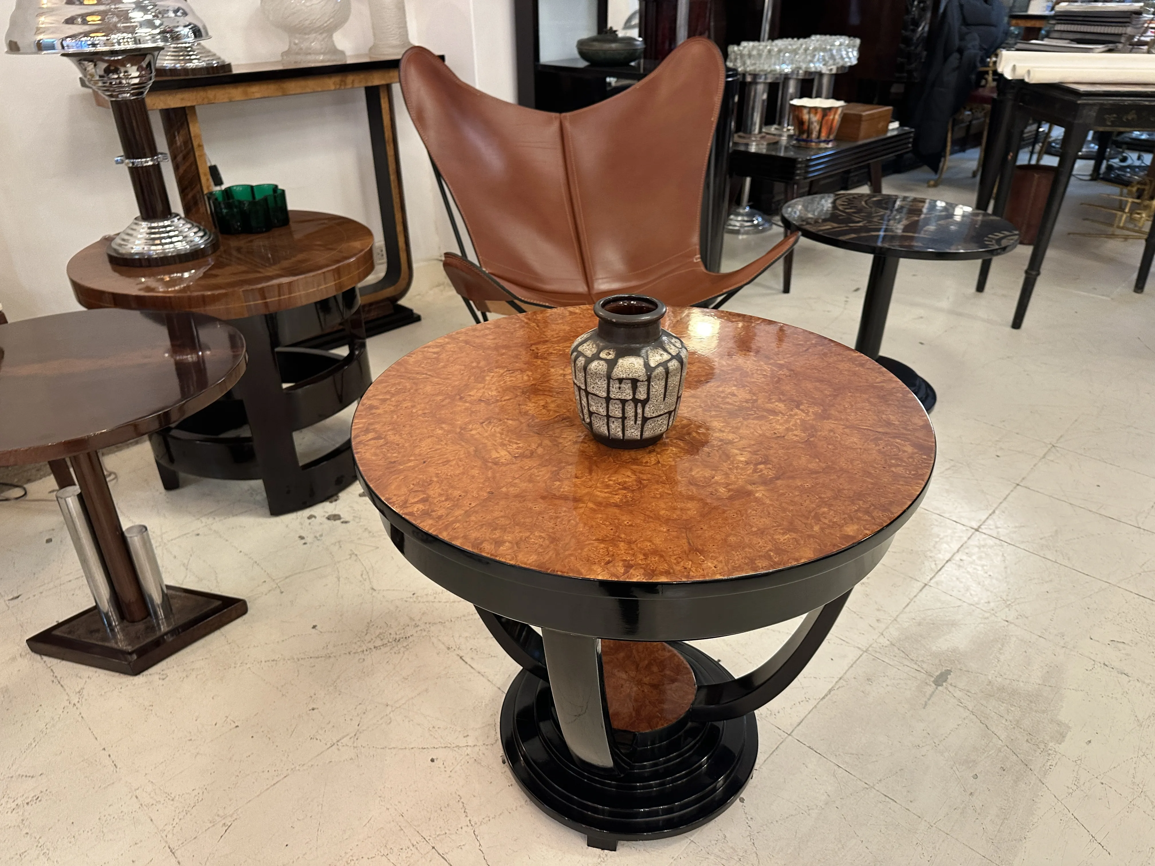 Céramique décorative ancienne sur table brune