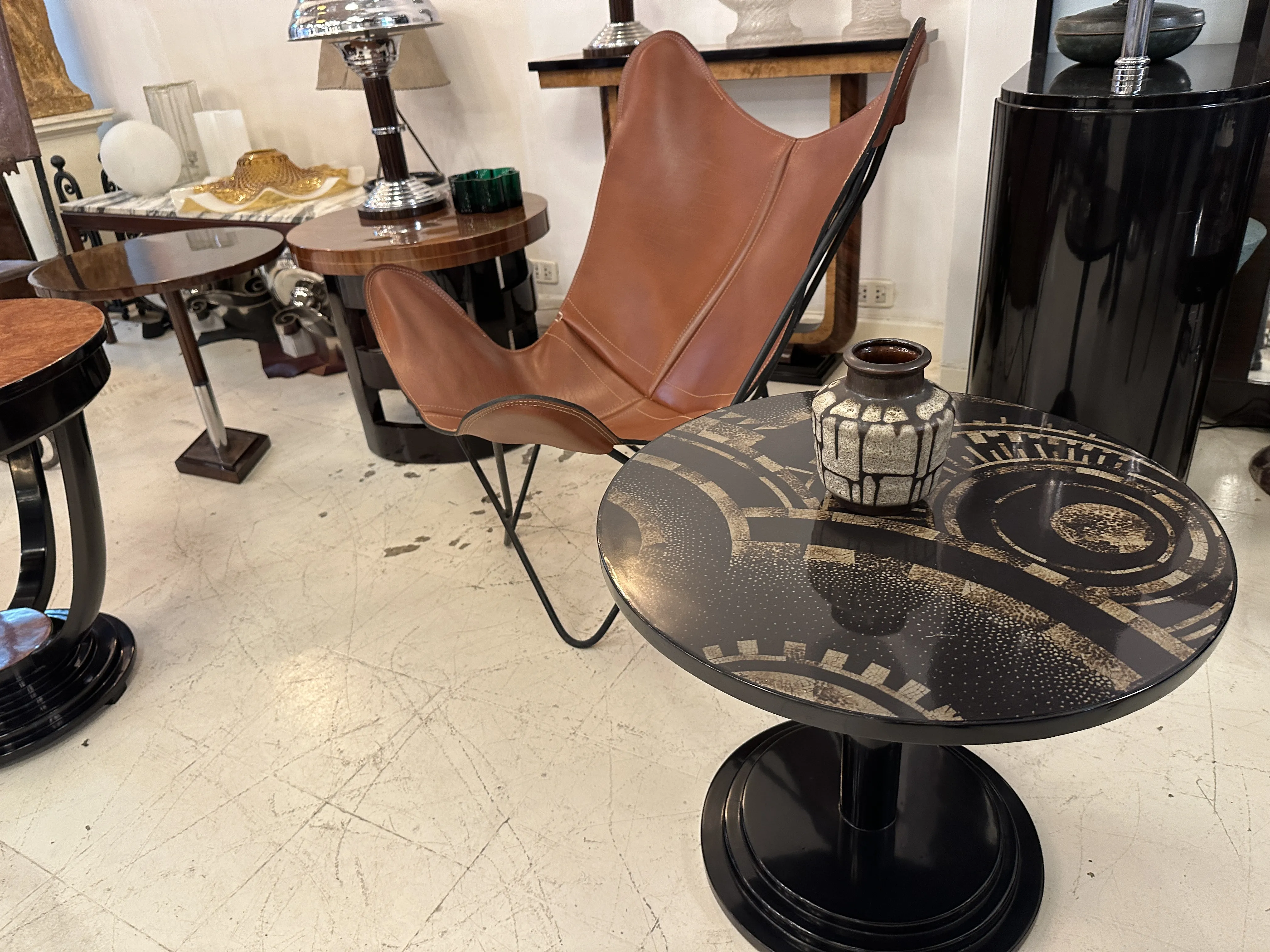 Ancienne céramique décorative sur table noire, avec jarre