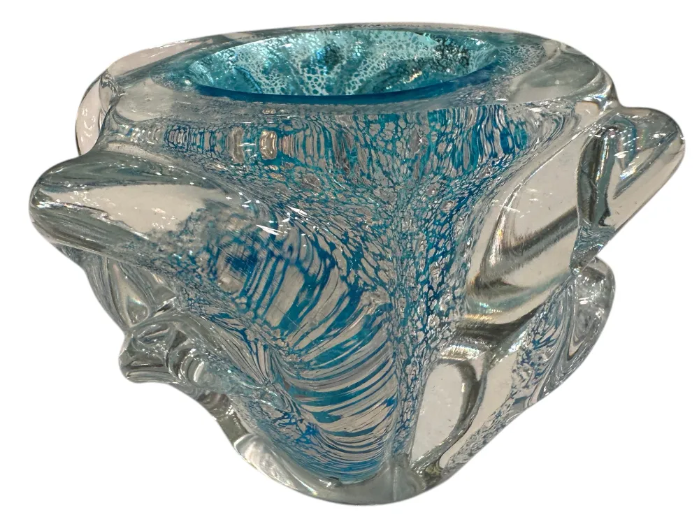 luftaufnahme eines antiken murano glases in blauen farbtönen