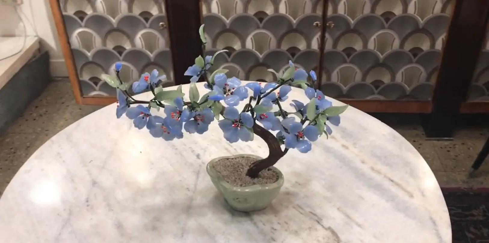 Bonsai ancien avec des fleurs bleues dans un pot