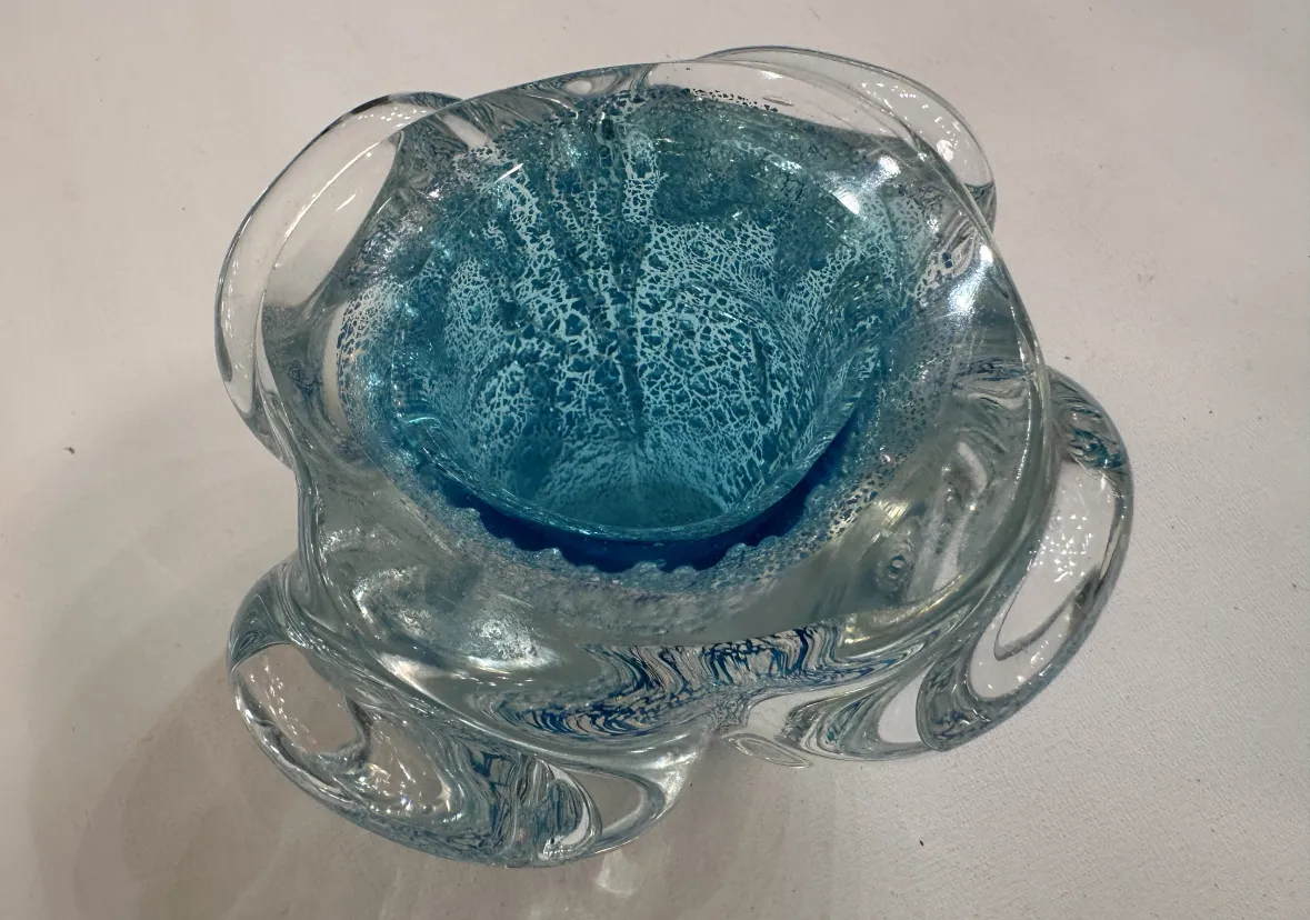 古董穆拉诺玻璃的蓝色阴影俯瞰图