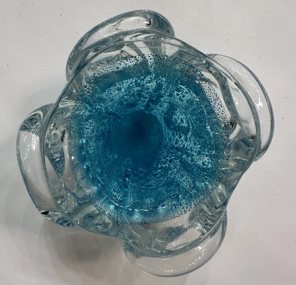 古董穆拉诺玻璃的蓝色阴影俯瞰图
