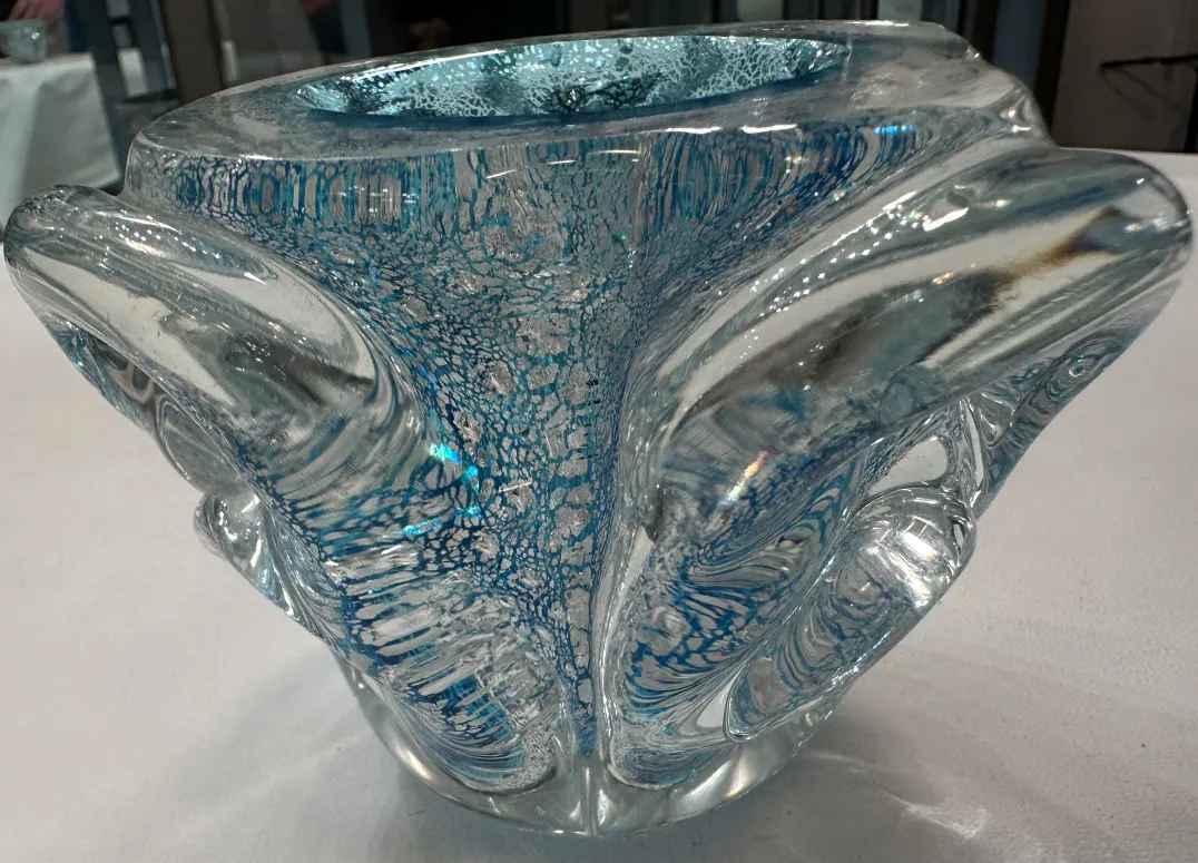 vue aérienne d'un ancien cristal de murano aux teintes bleues