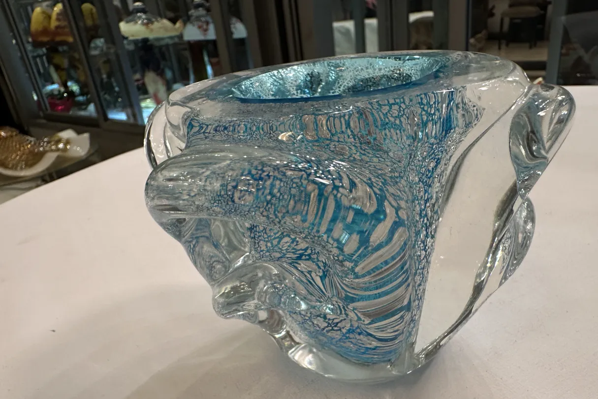 luftaufnahme eines antiken murano glases in blauen farbtönen