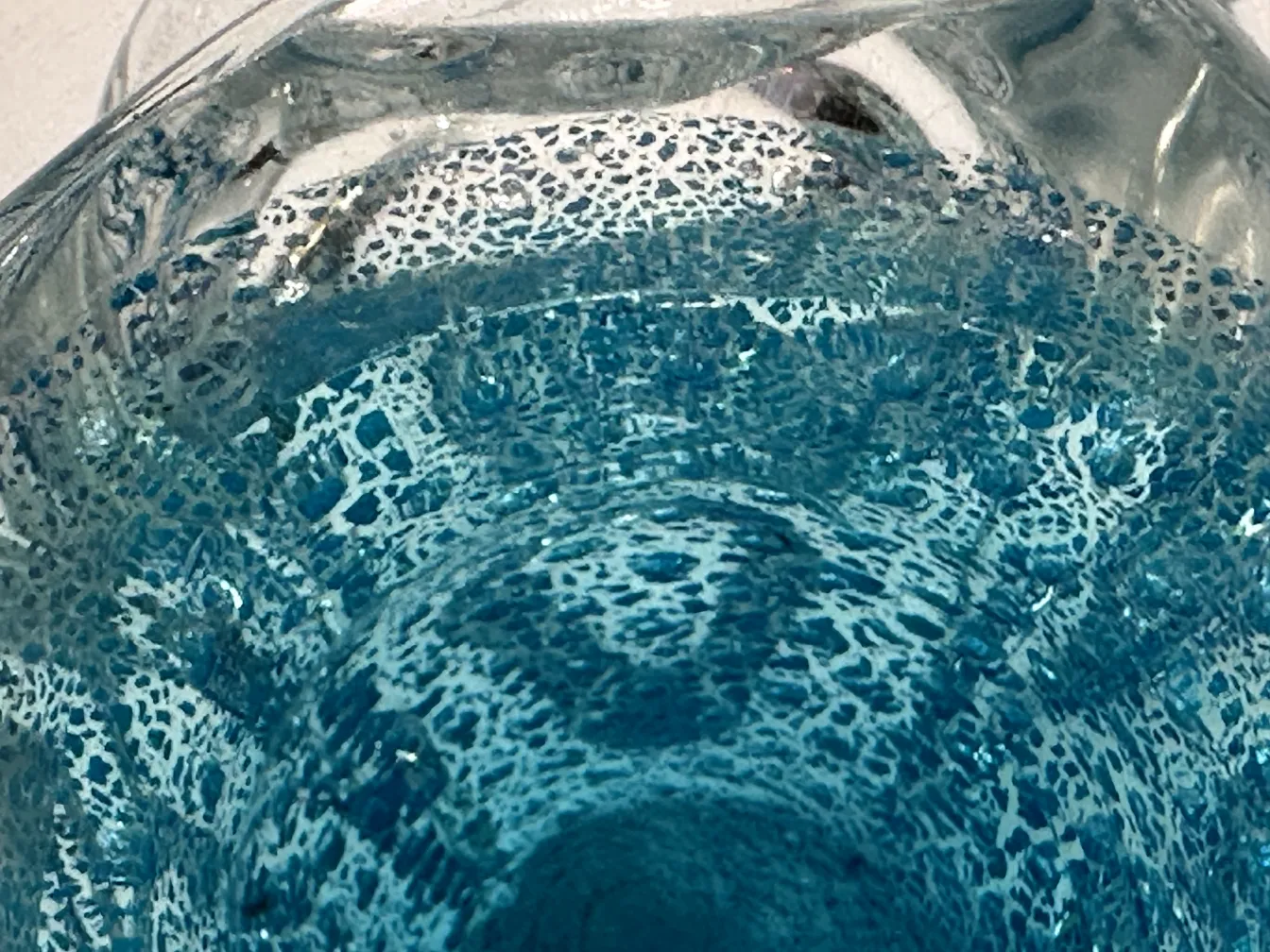 luftaufnahme eines antiken murano glases in blauen farbtönen