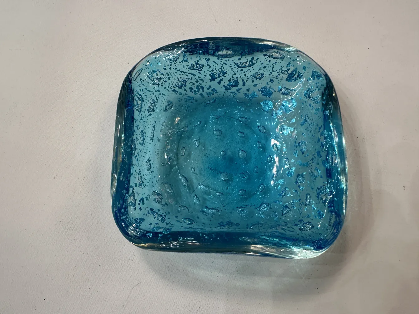 古老的穆拉诺蓝色玻璃带银色细节，优雅且具有装饰性