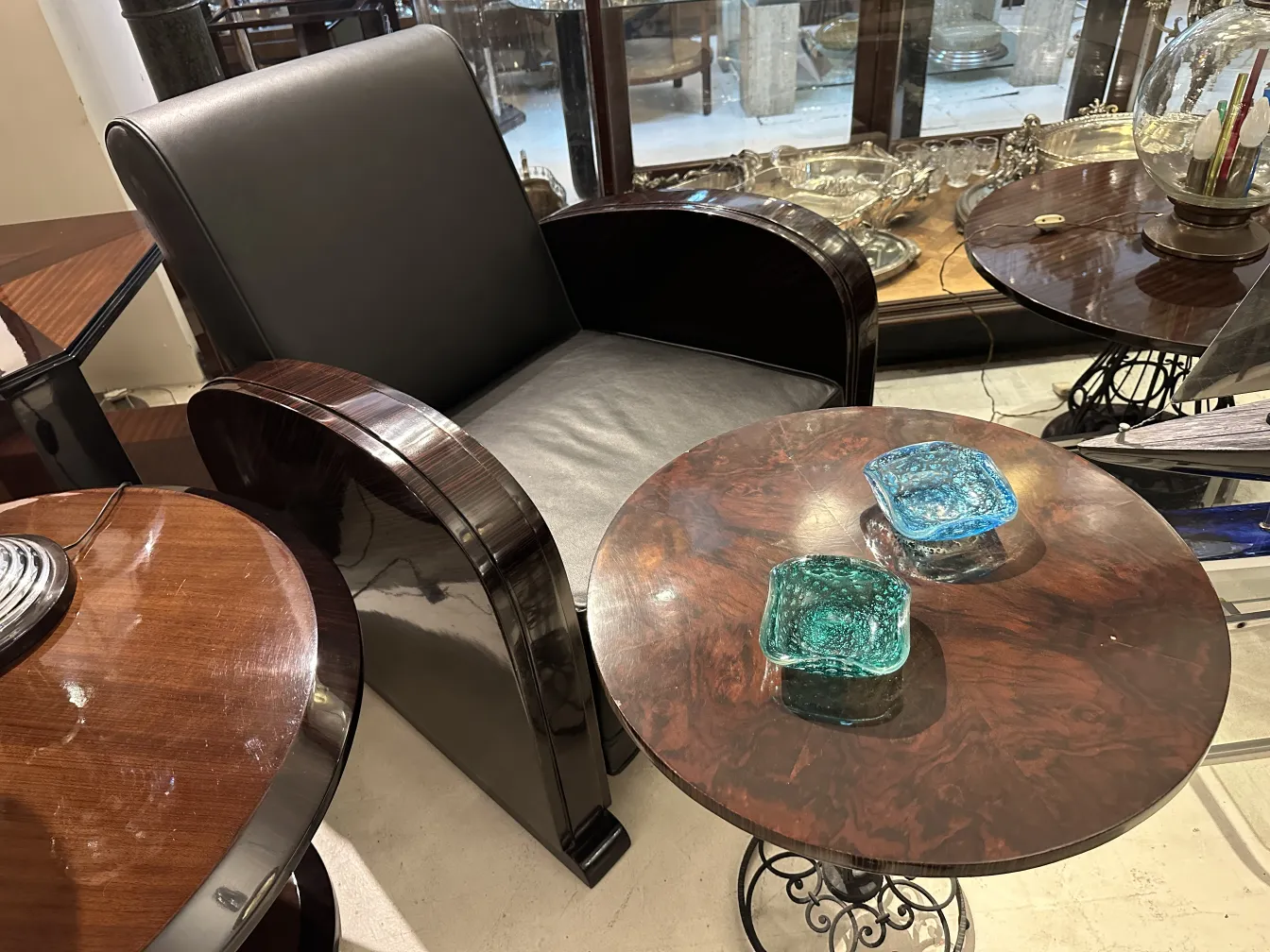 antico vetro di Murano blu con dettagli argentati, elegante e decorativo