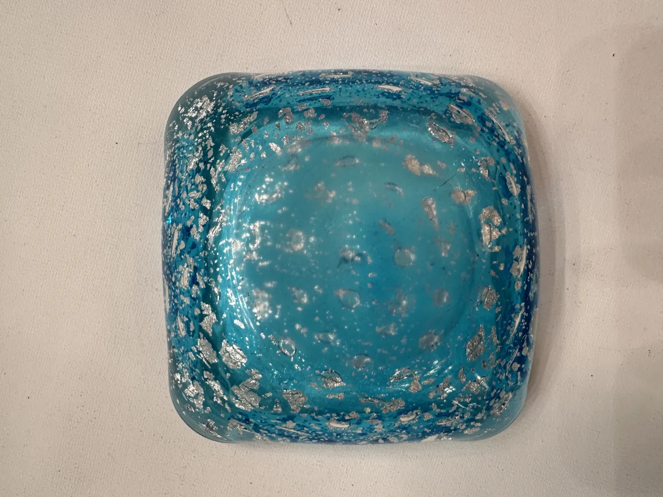 antico vetro di Murano blu con dettagli argentati, elegante e decorativo