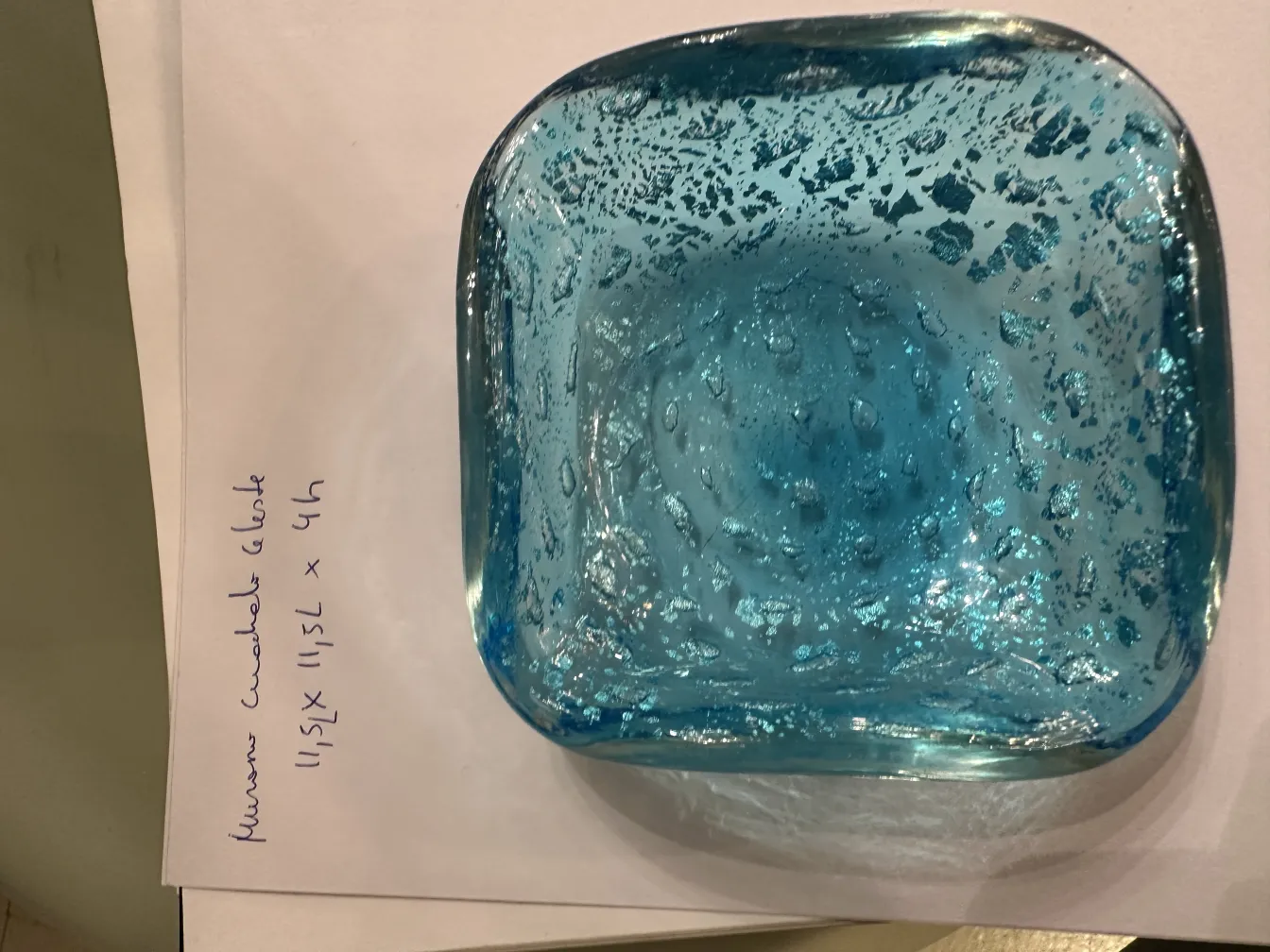 ancien cristal de murano en bleu avec des détails argentés, élégant et décoratif