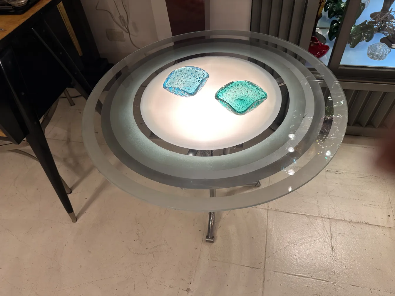 antico vetro di Murano blu con dettagli argentati, elegante e decorativo