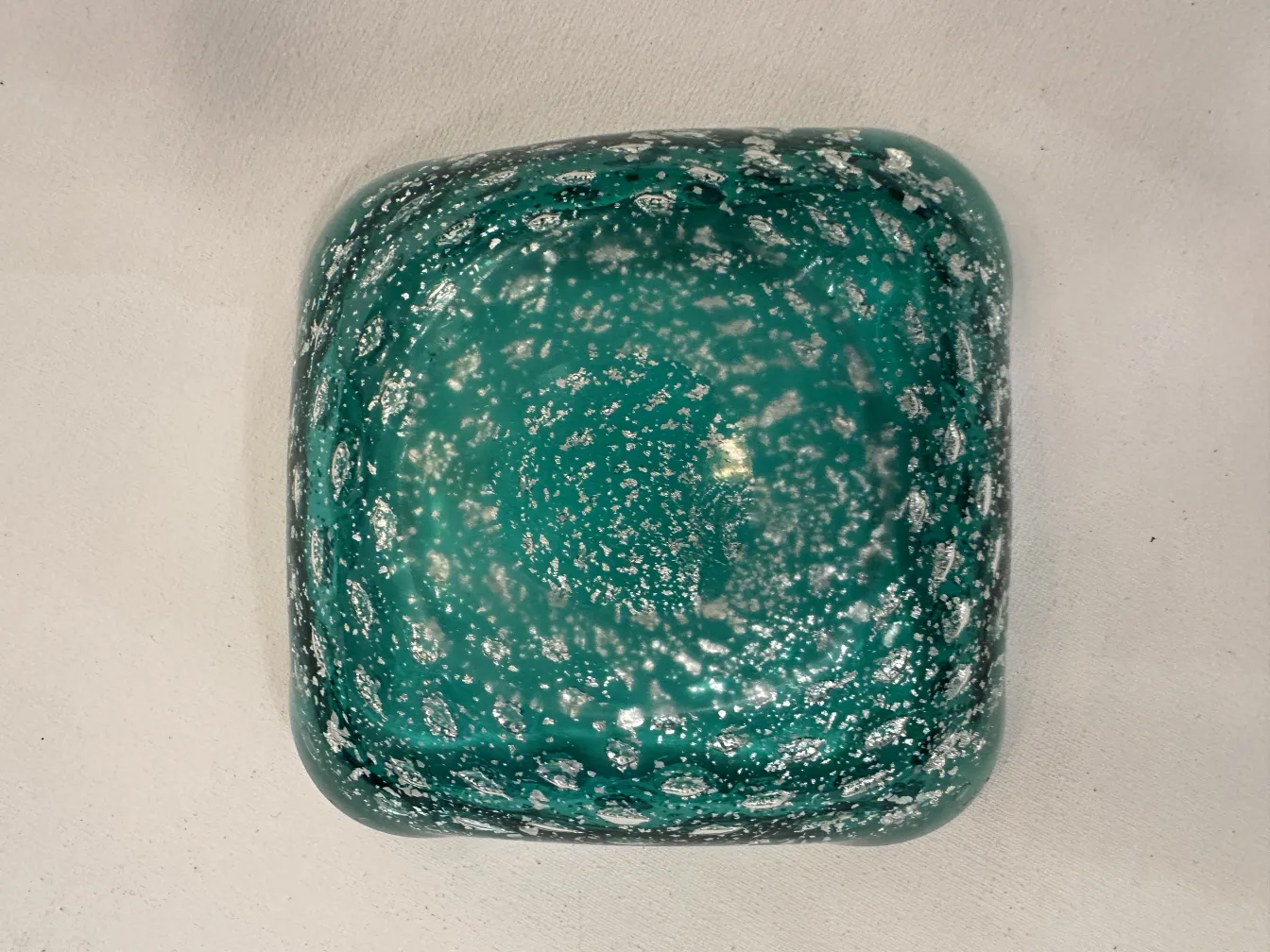 古いムラーノガラスの緑の作品、泡入り