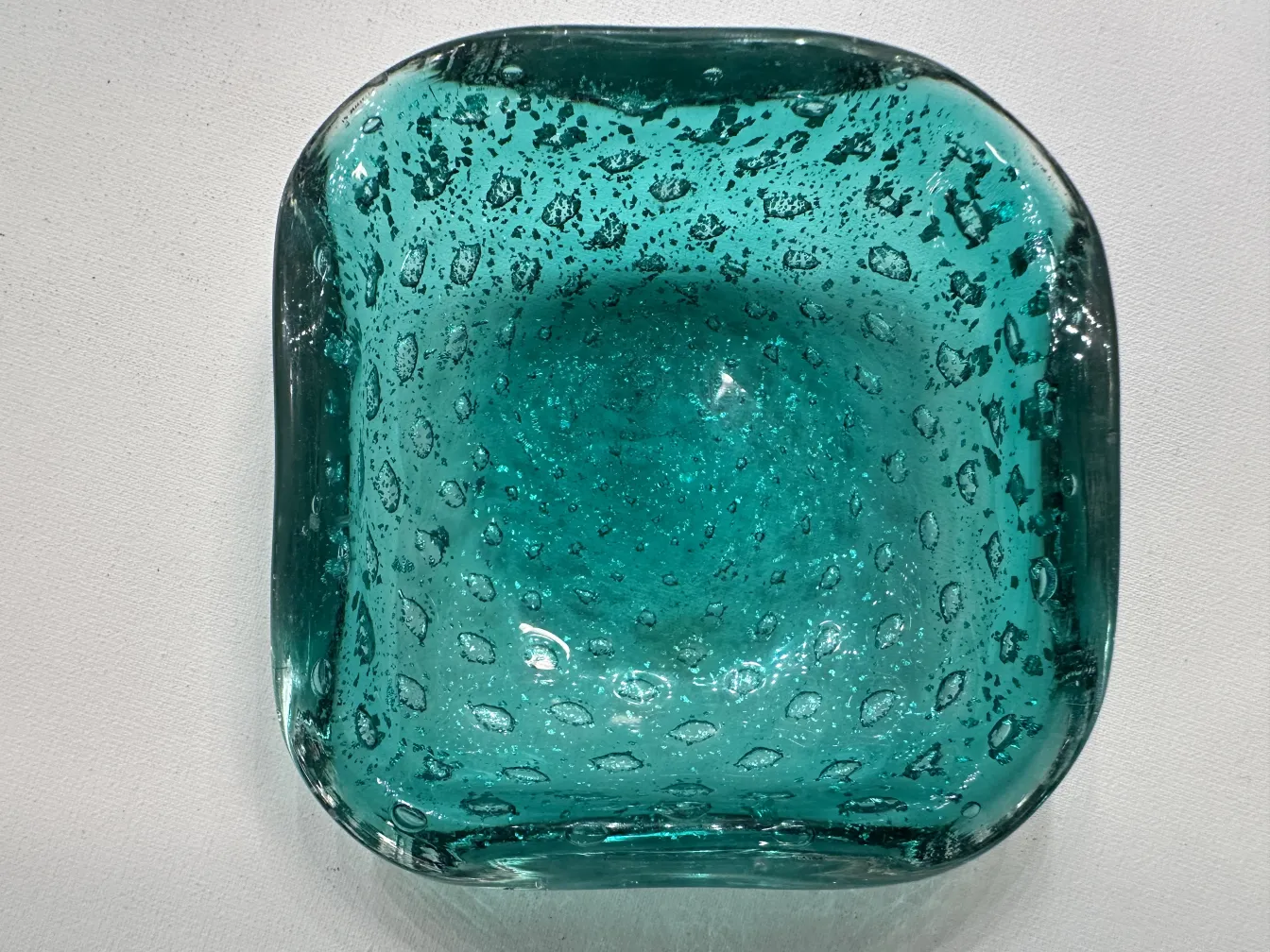 古老的穆拉诺玻璃绿色作品，带气泡