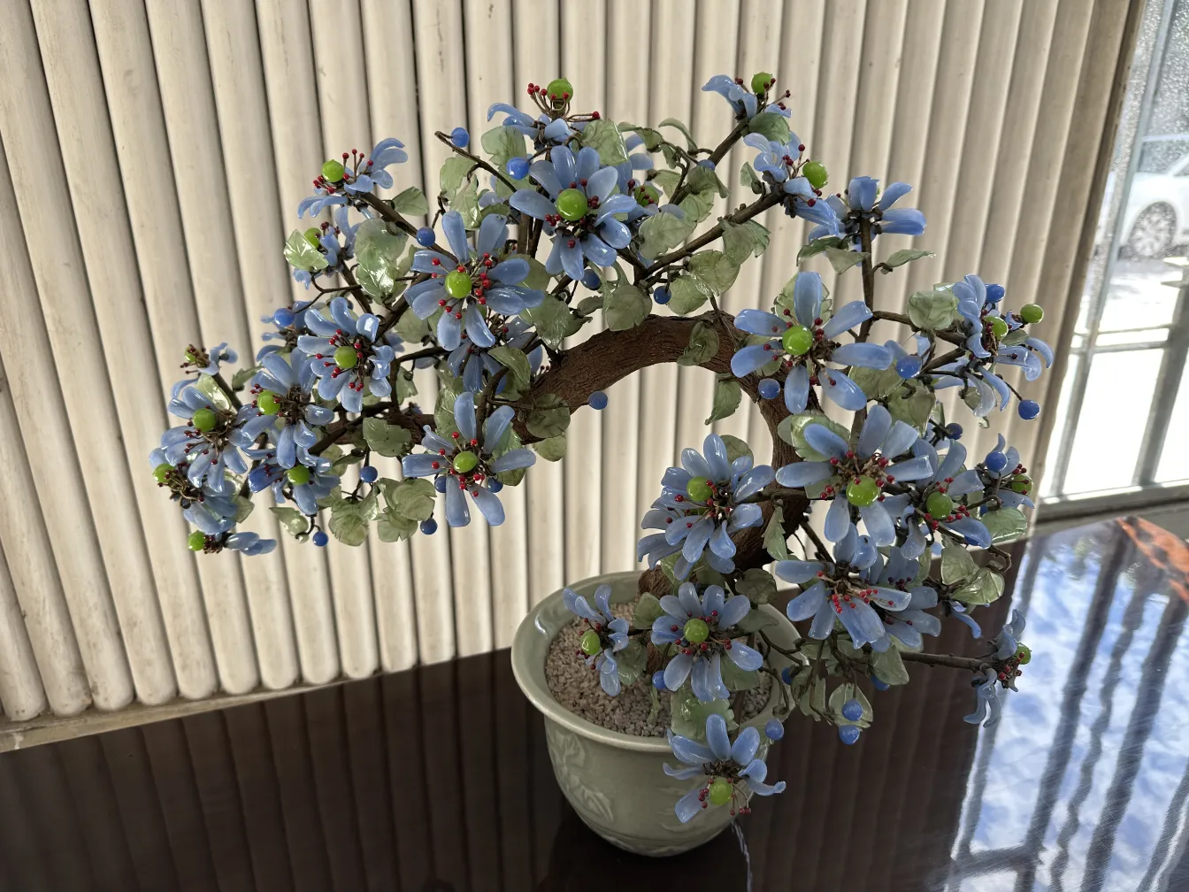 古典盆栽に青い花が装飾的な鉢の中に