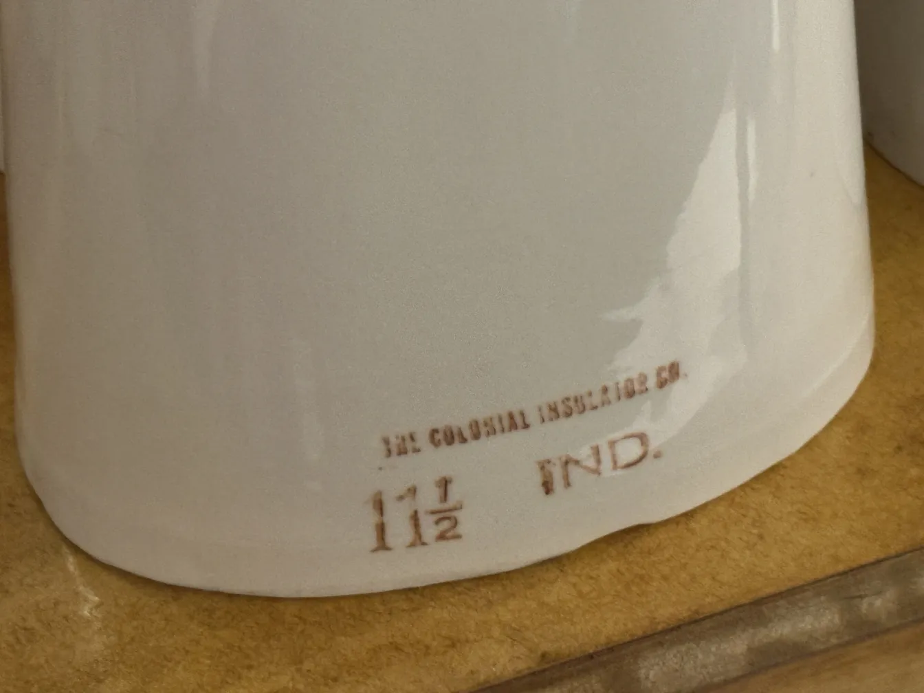 アンティーク11 1/2陶器の手 ニュートラルな背景