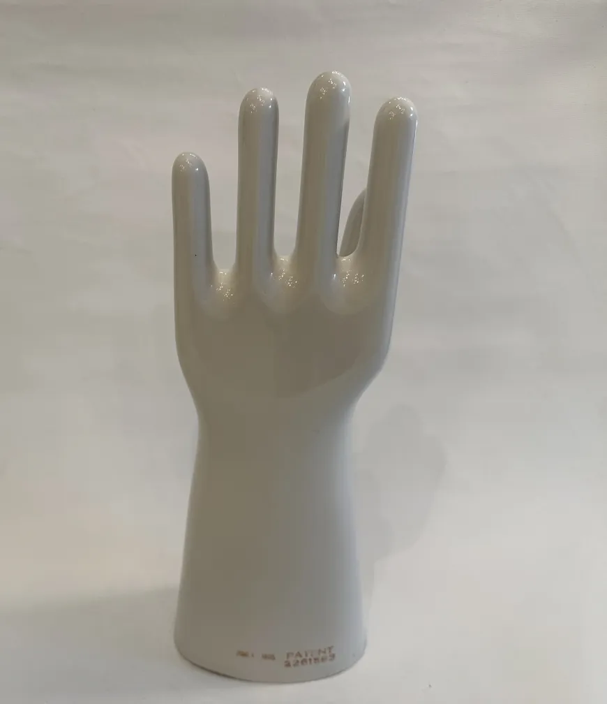 Mani 11 1/2 di ceramica antiche su sfondo neutro