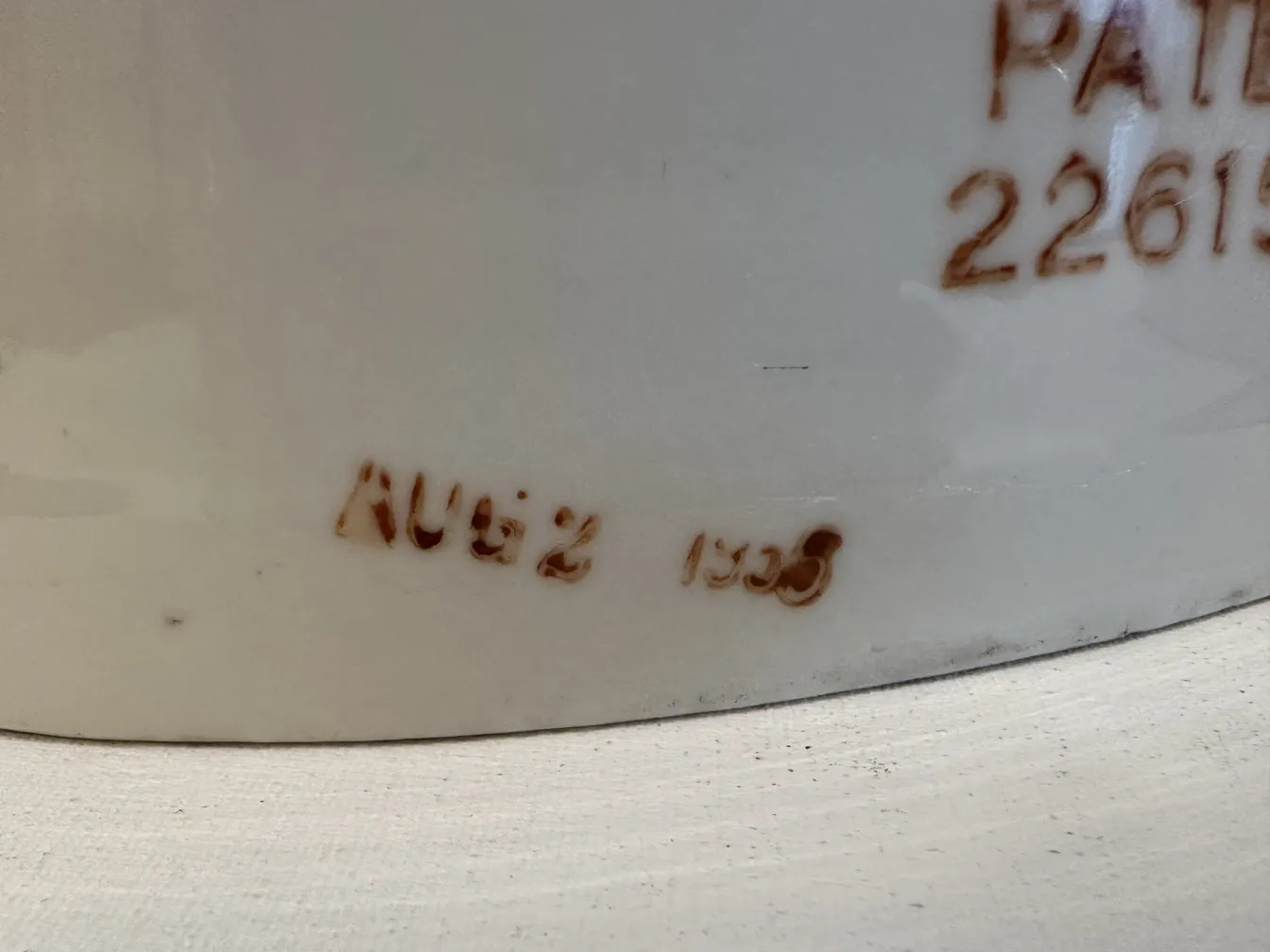 Antike 11 1/2 Keramikhände vor neutralem Hintergrund