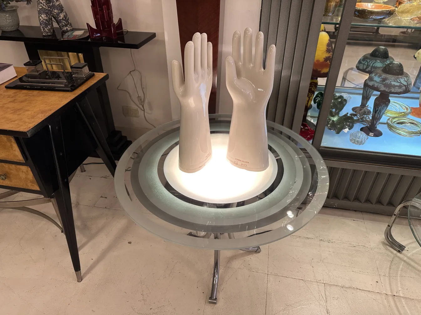 Mains 11 1/2 en céramique anciennes sur fond neutre