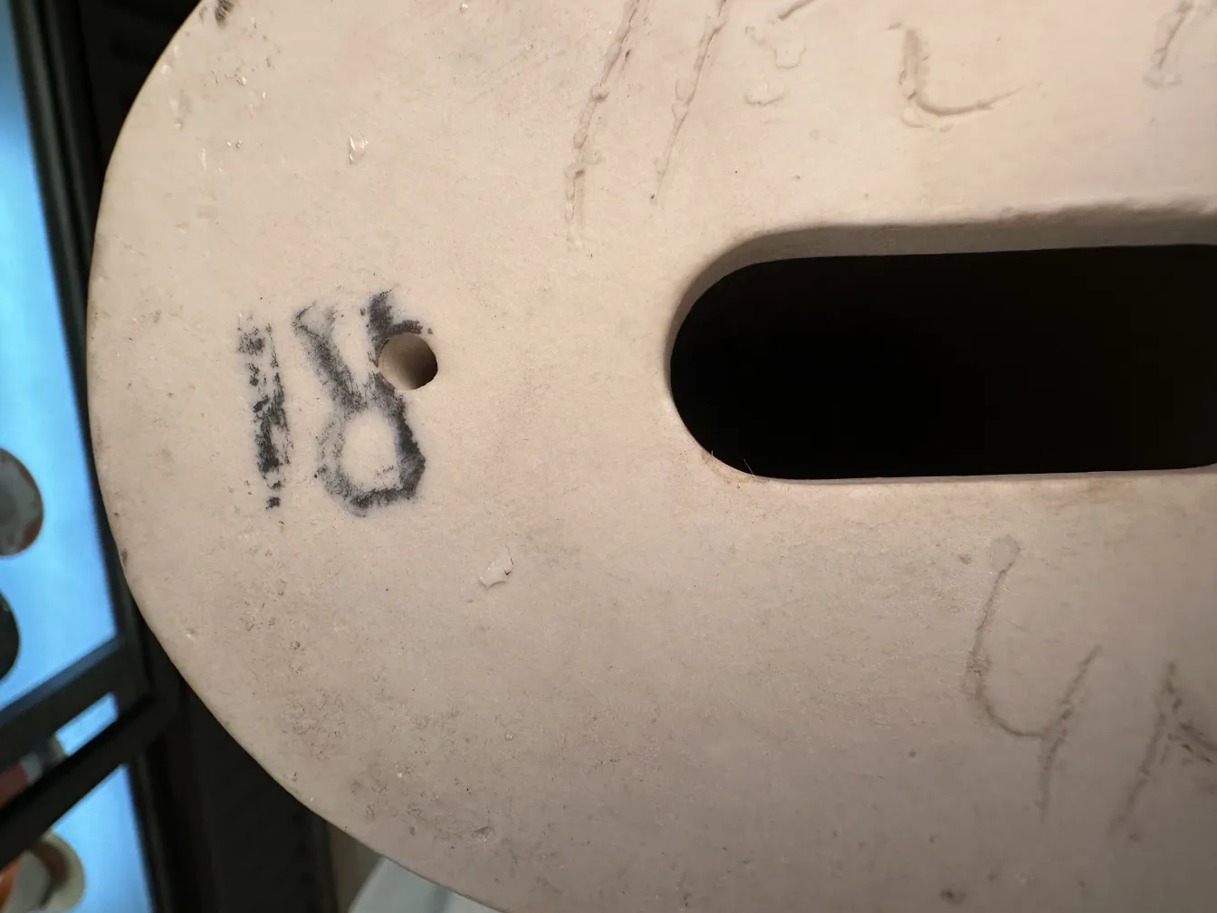 Antike 11 1/2 Keramikhände vor neutralem Hintergrund