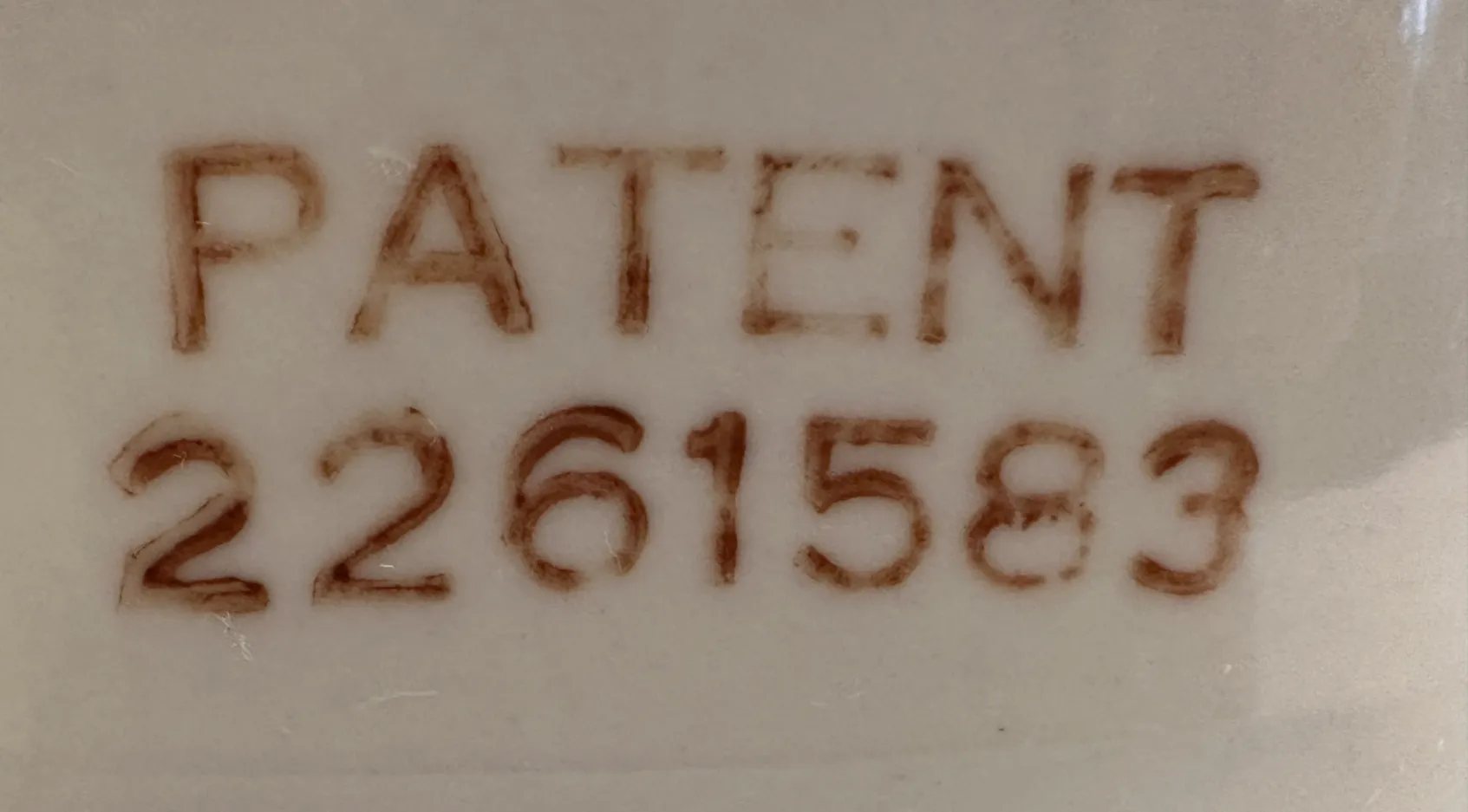 Manos 11 1/2 de cerámica antiguas en un fondo neutro