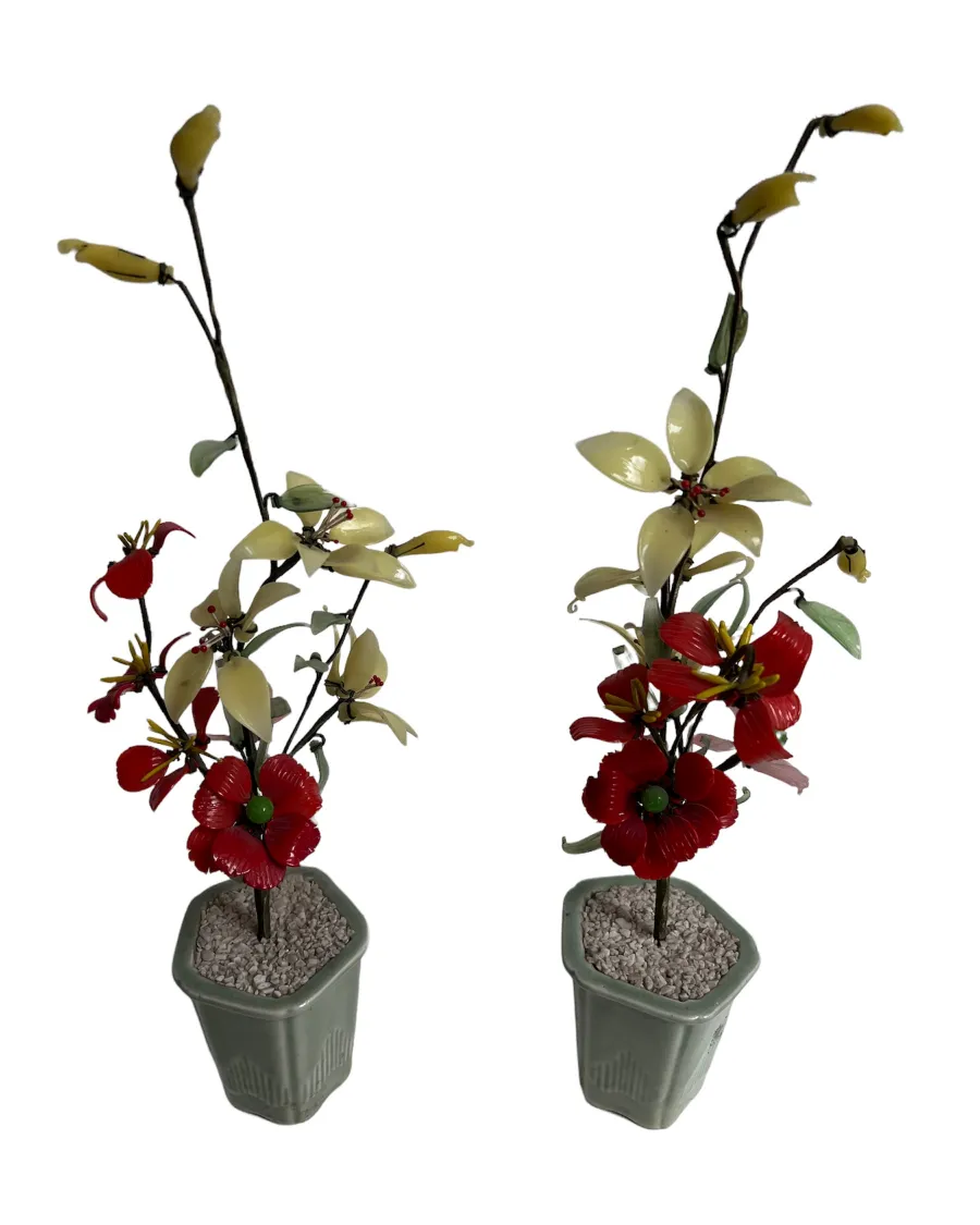 Schöner antiker Bonsai in einem Blumentopf mit leuchtenden Blumen.