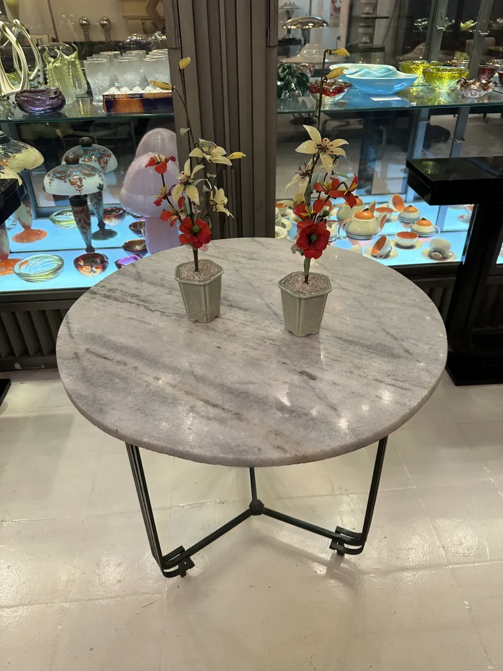 古代盆景配有小花盆装饰。