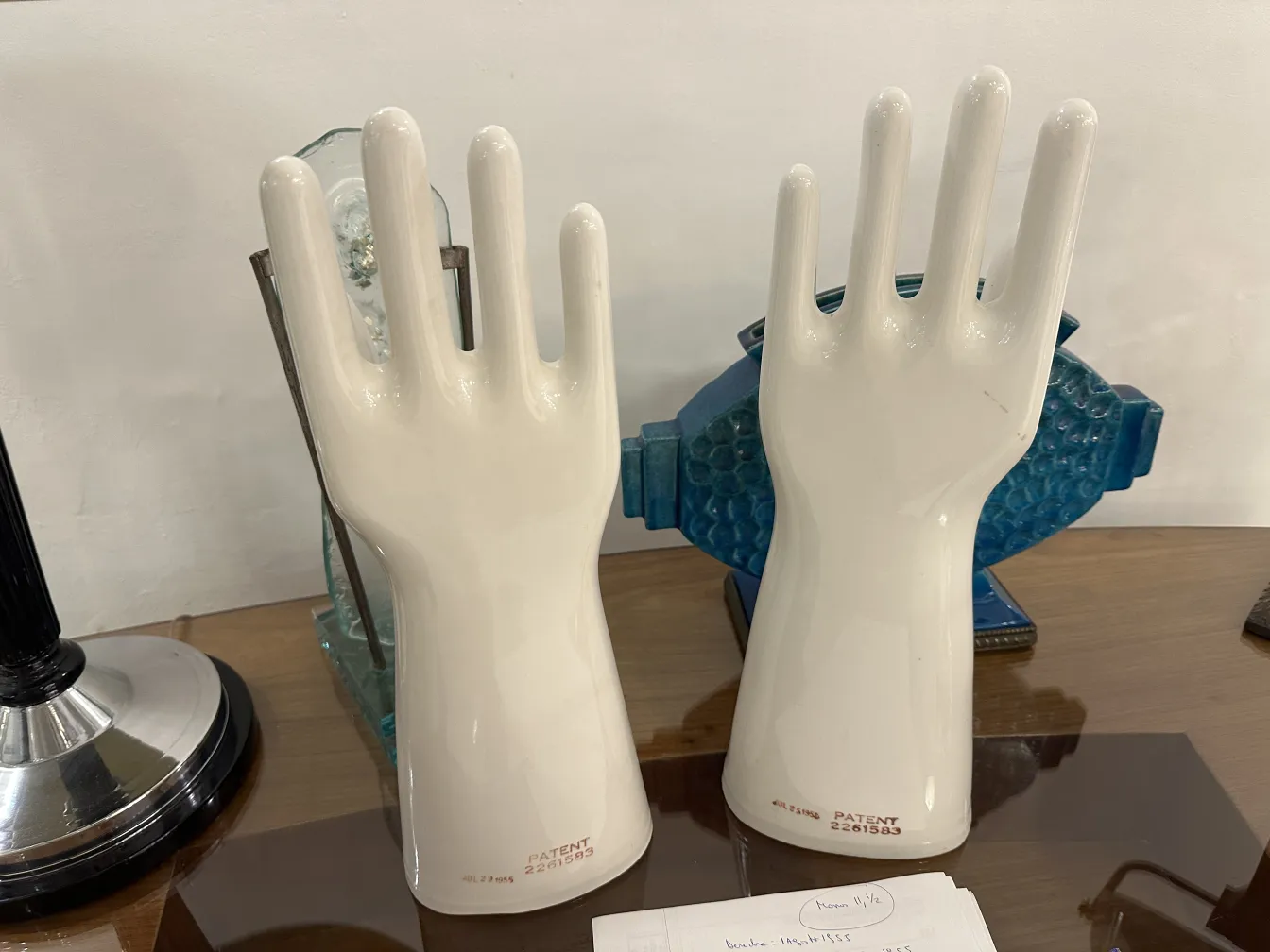 أيدٍ في وضع طبيعي مع تفاصيل دقيقة، قطعة أثرية