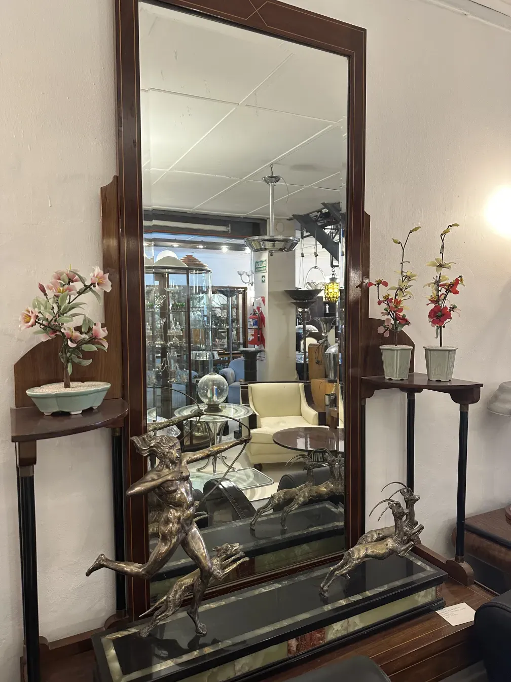 Bonsái antiguo decorativo con flores en un entorno elegante