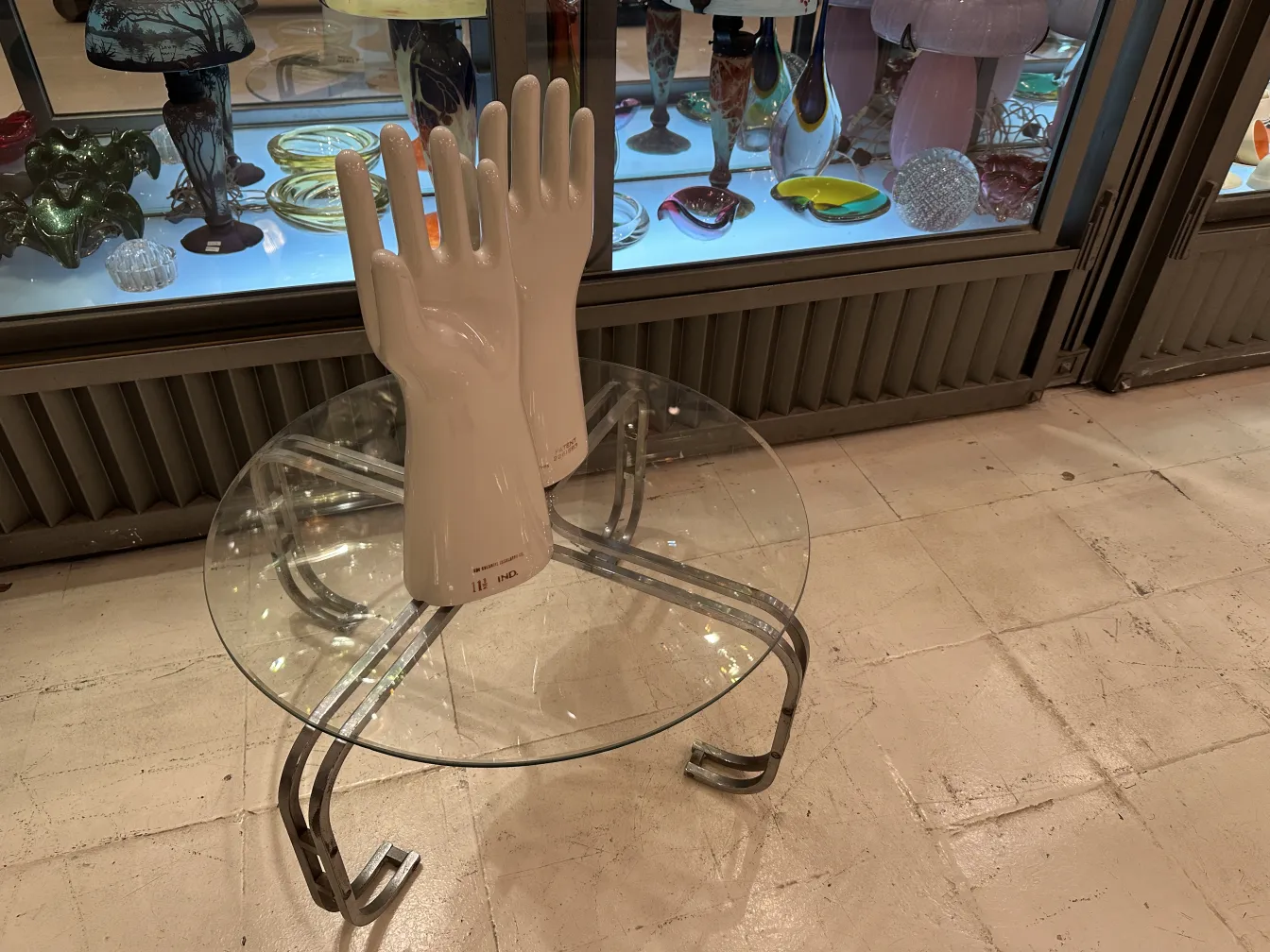 zwei antique Keramikhände in heller Farbe