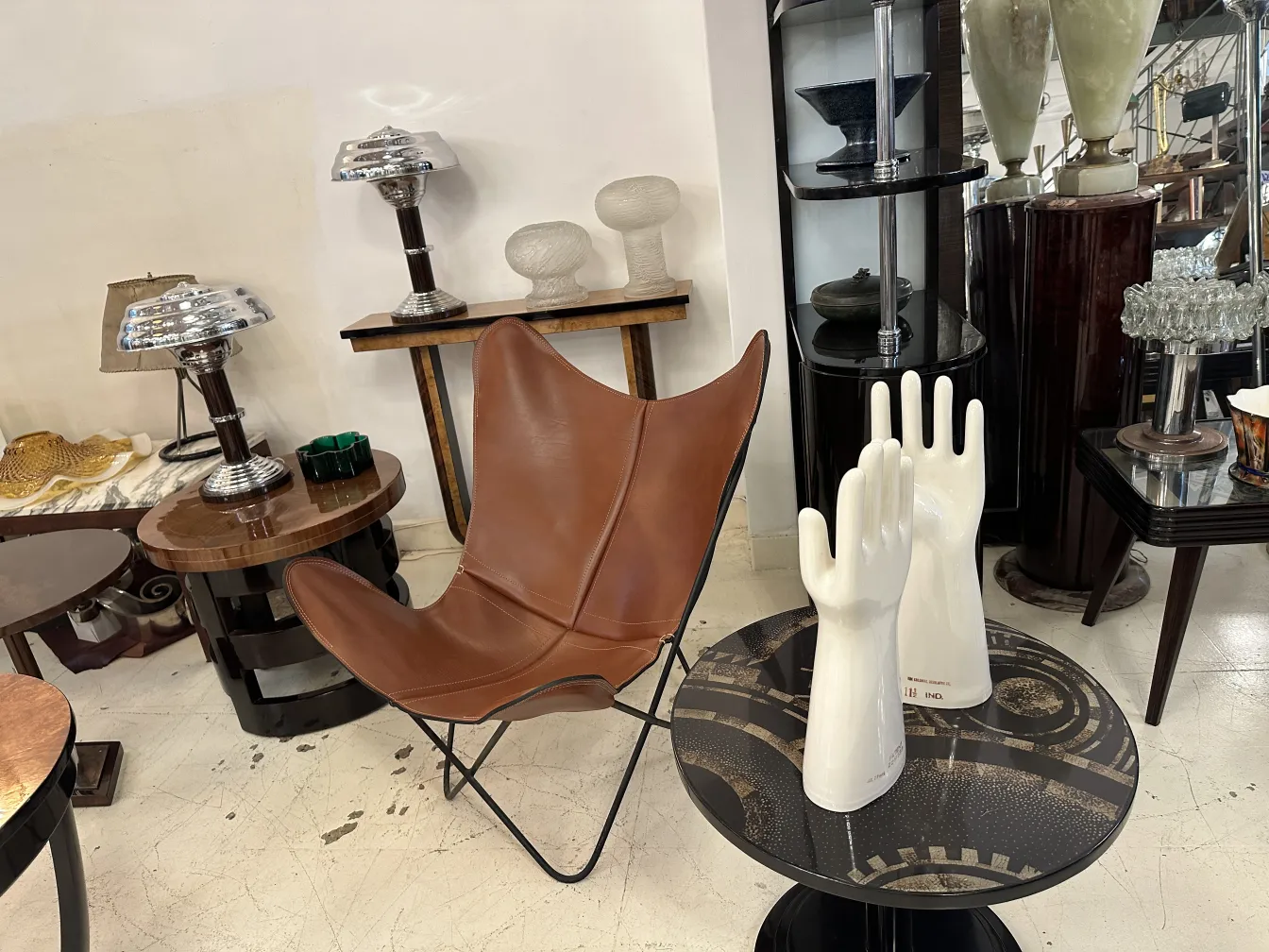 zwei antique Keramikhände in heller Farbe