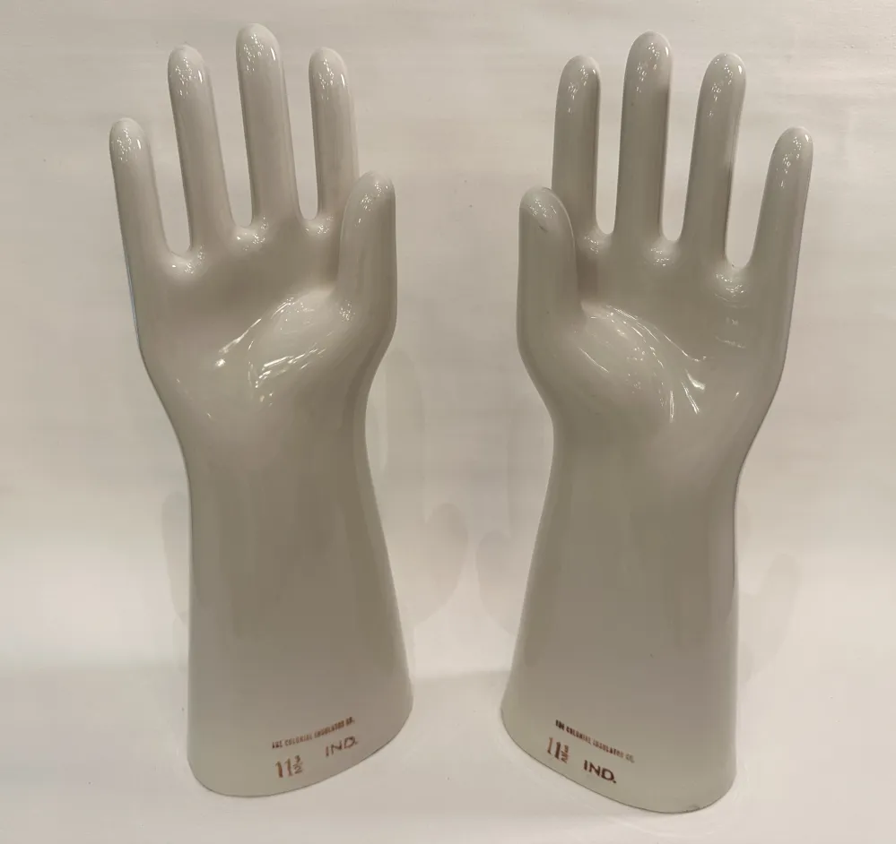 duas mãos de cerâmica antigas em cor clara
