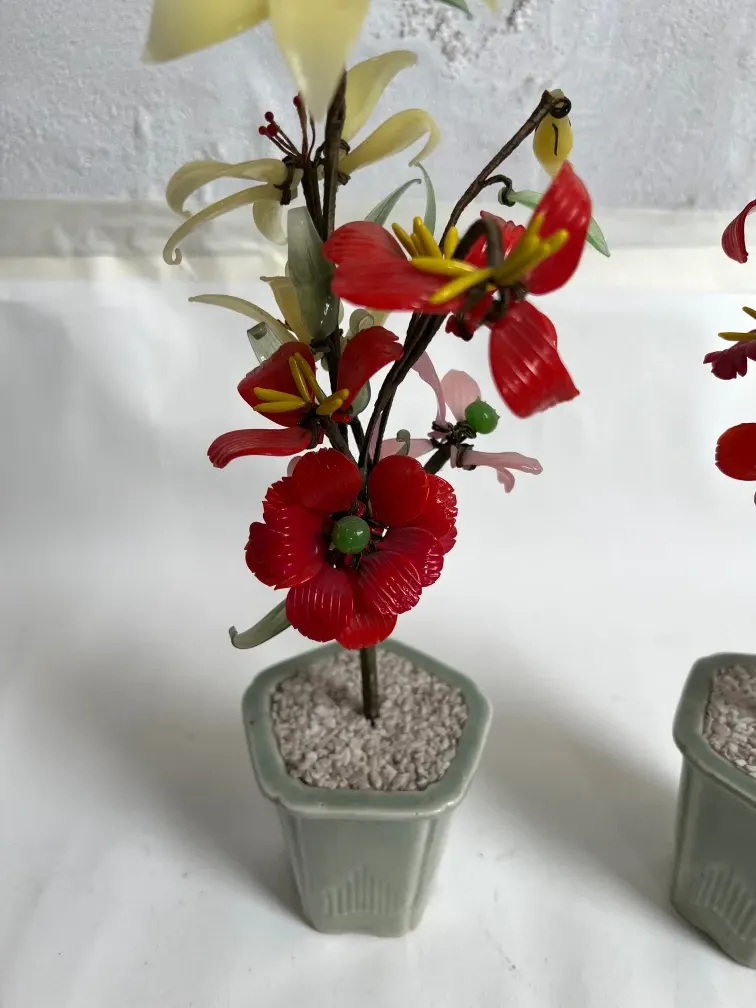 Bonsai antigo com flores de plástico em vaso decorativo