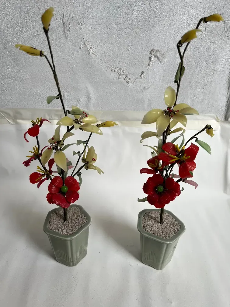 Antiker Bonsai mit Kunstblumen in Töpfen