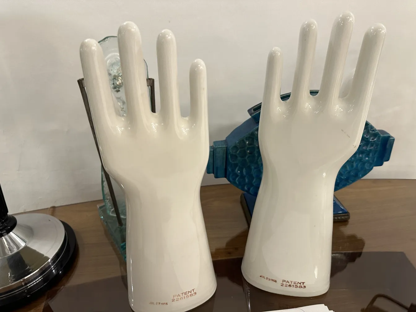 duas mãos de cerâmica antigas em cor clara