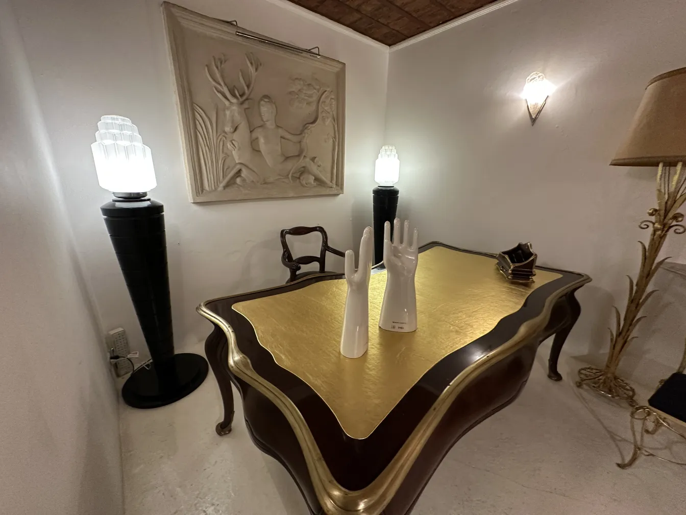 zwei antique Keramikhände in heller Farbe