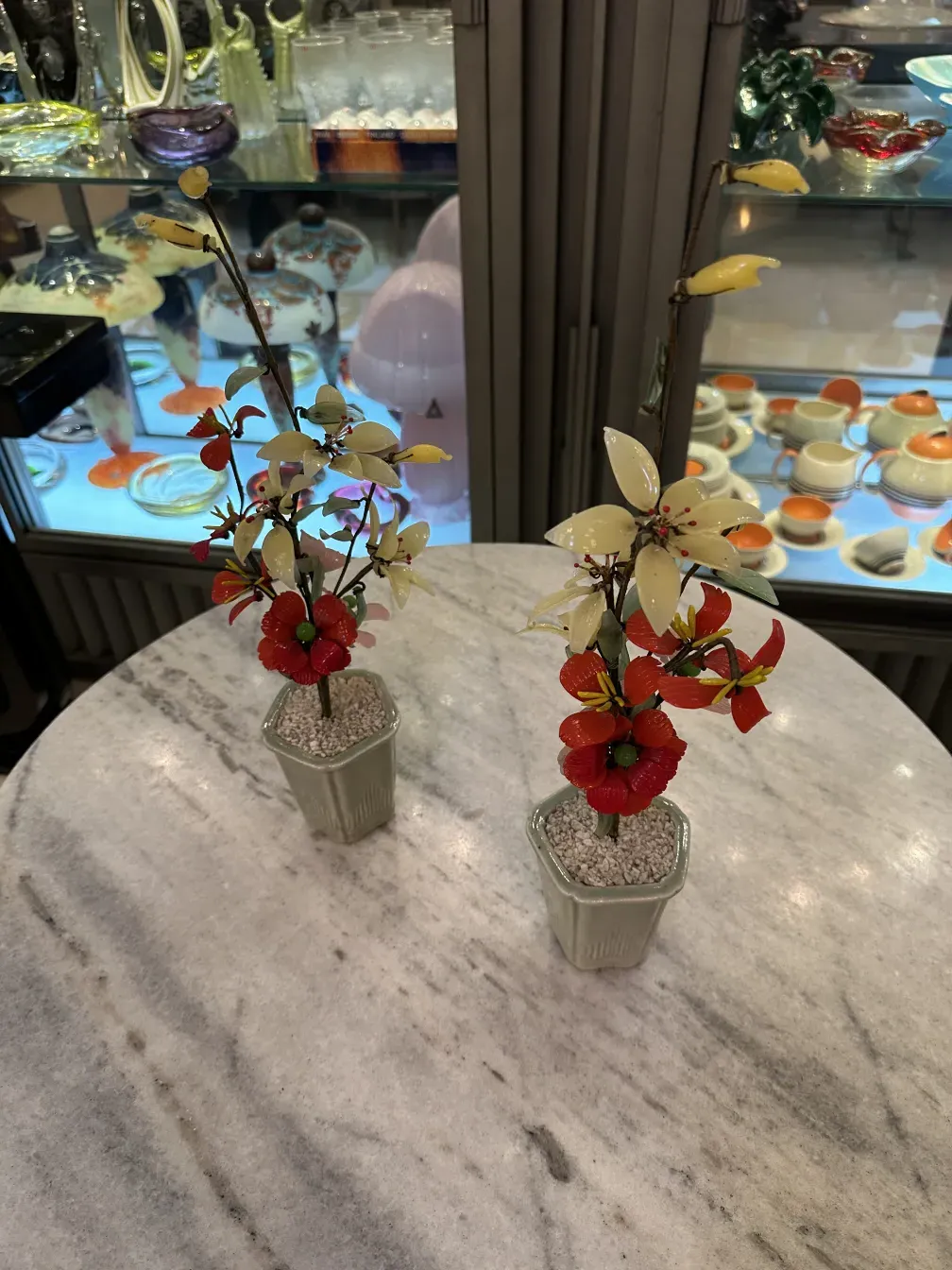 Bonsaï ancien avec des branches fleuries dans des pots décoratifs