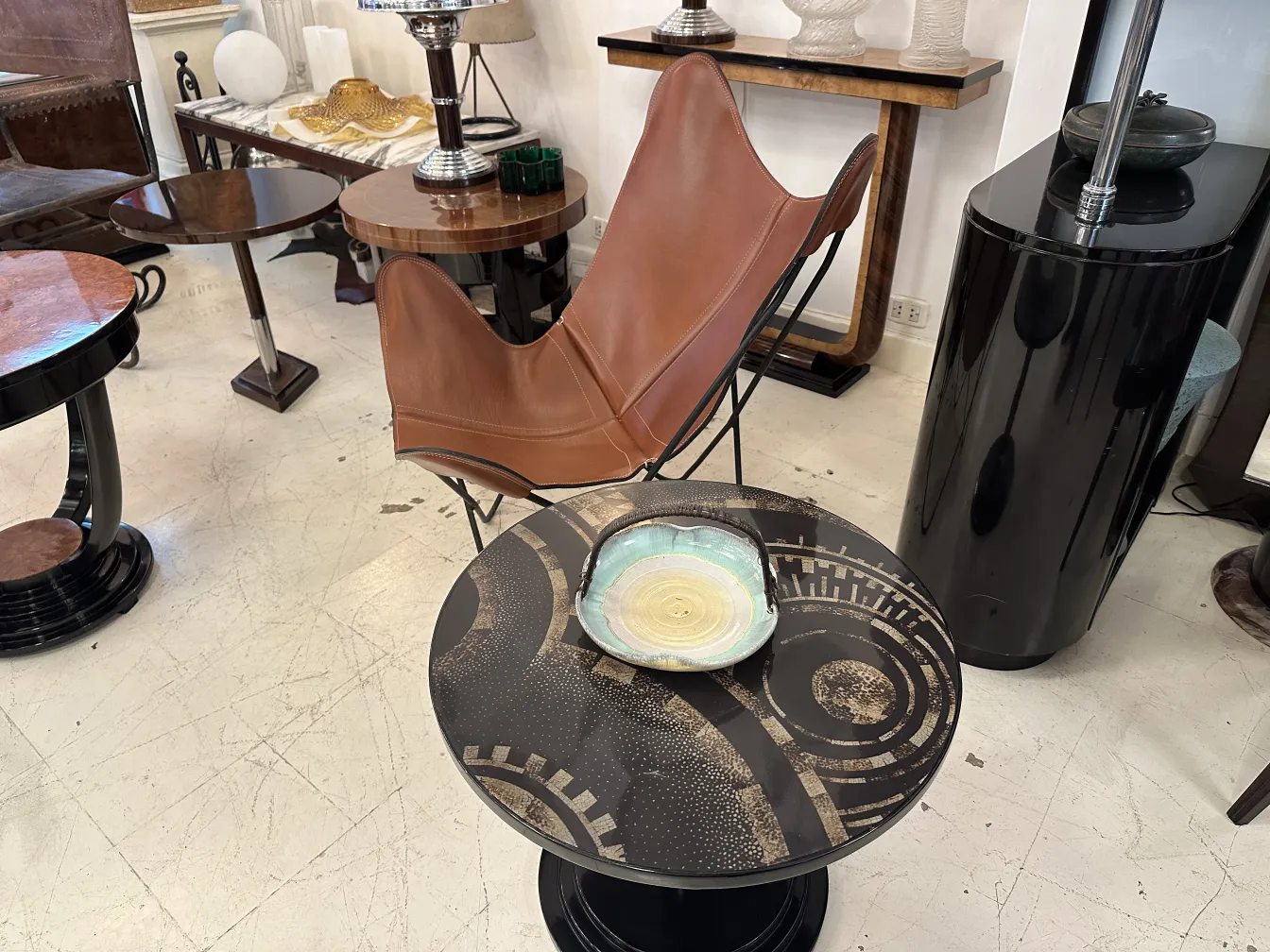 青と黄色の編みハンドル付きのアンティーク陶器、カールスルーエ。