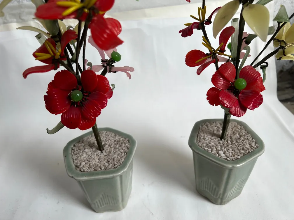 Bonsai antico con fiori artificiali rossi e verdi in vaso