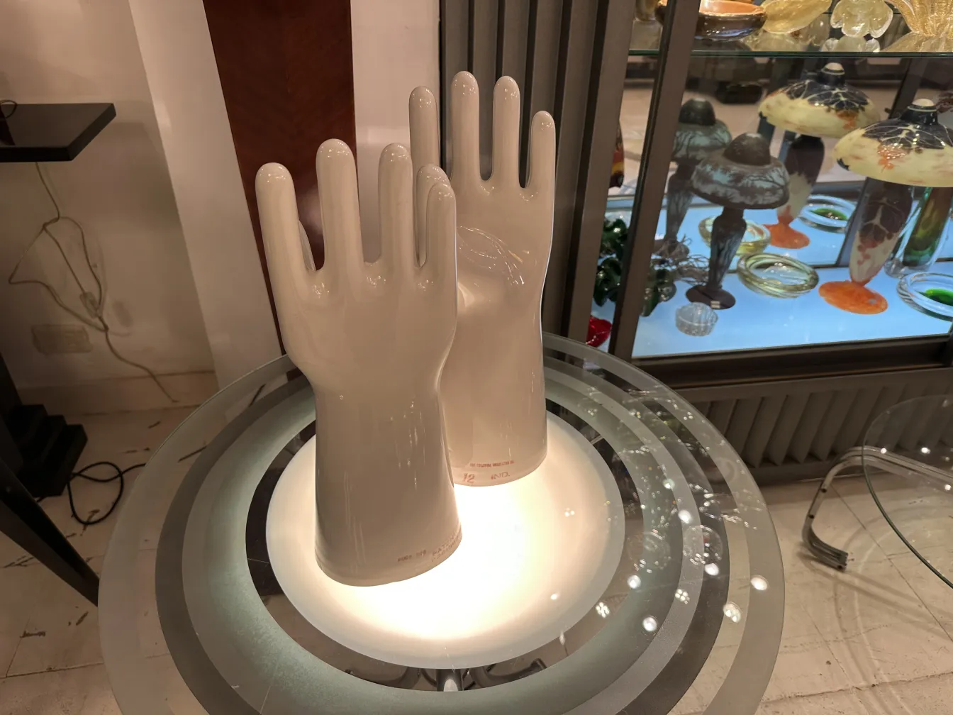 Par de manos de cerámica, antiguas y con brillo, mostrando detalles de la forma, ambiente neutro.