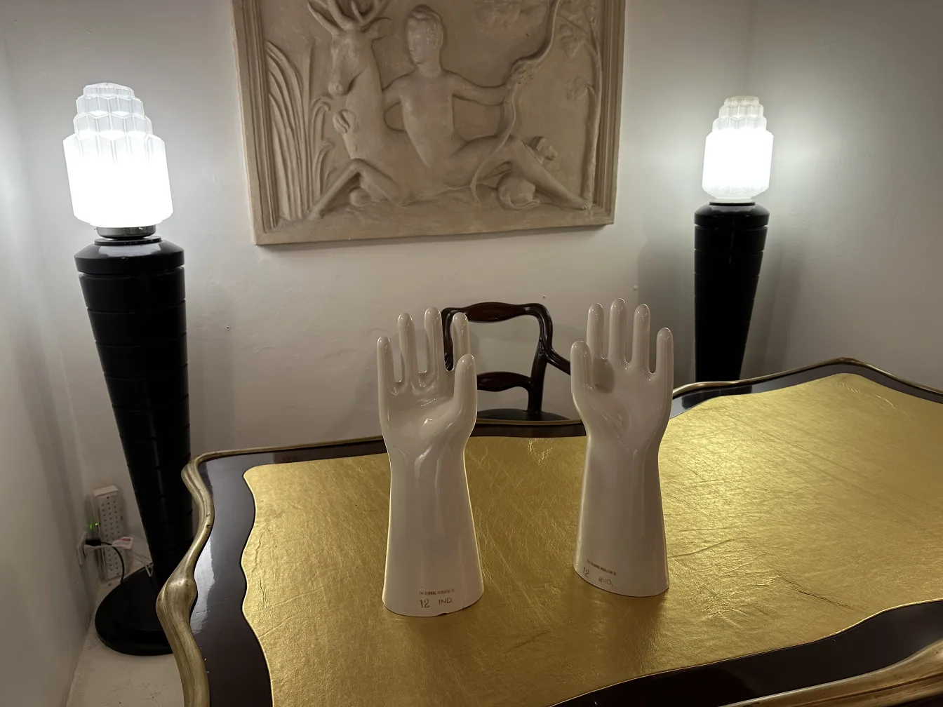 Paar antike Keramikhände, glänzend, mit detaillierter Form in neutralem Umfeld.