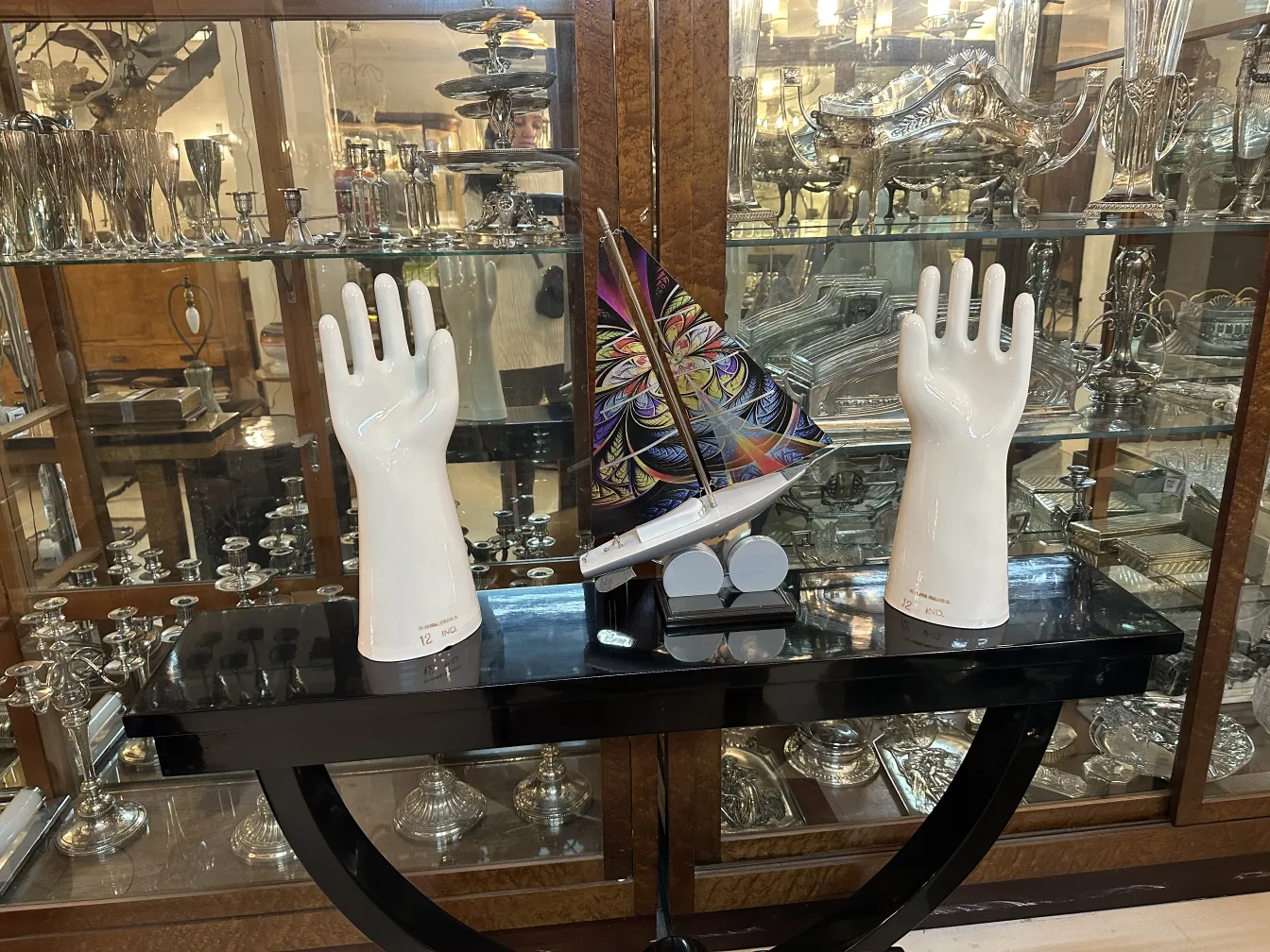 Paire de mains en céramique, anciennes et brillantes, présentant des détails de la forme dans un cadre neutre.