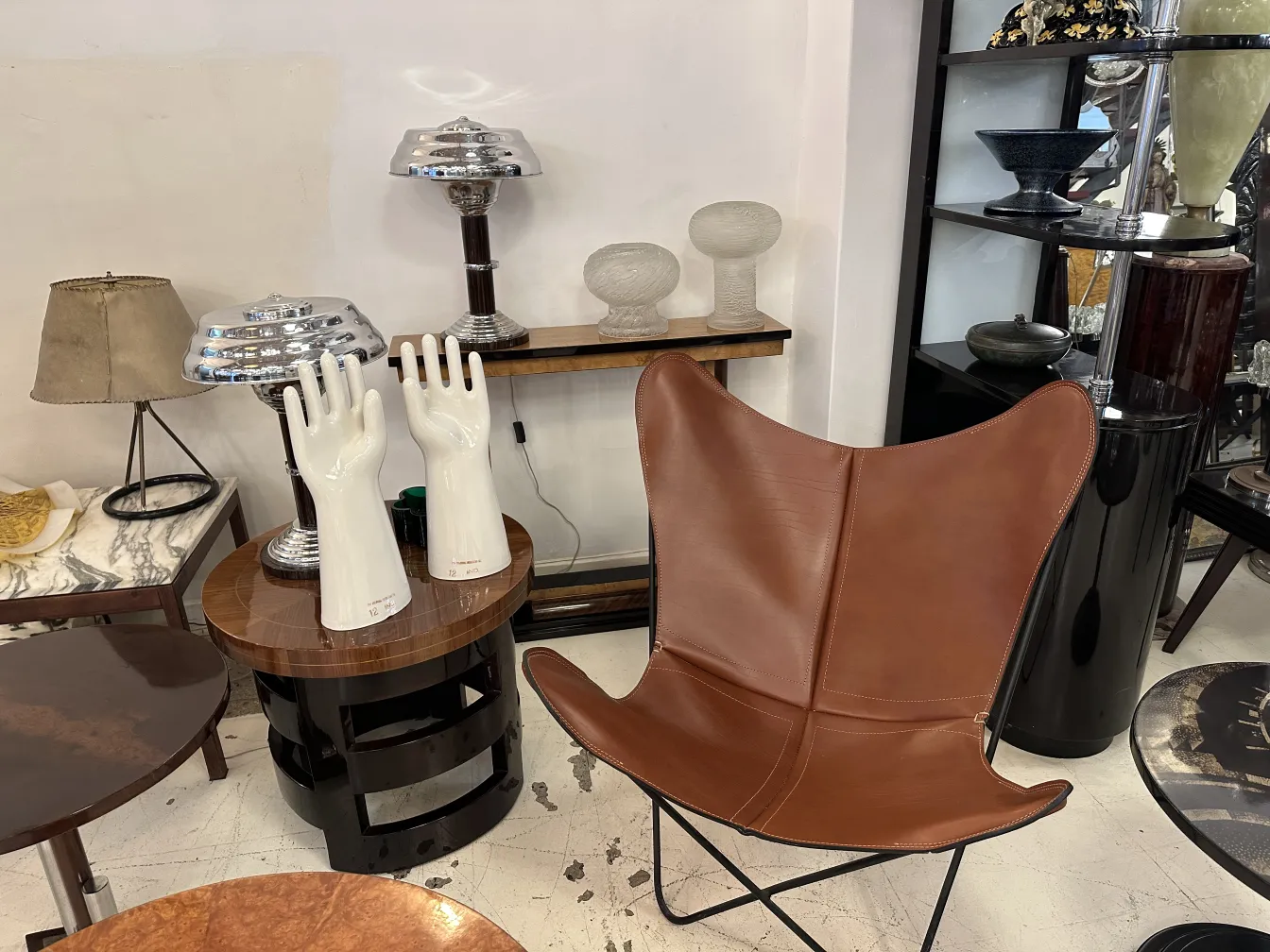 Paire de mains en céramique, anciennes et brillantes, présentant des détails de la forme dans un cadre neutre.