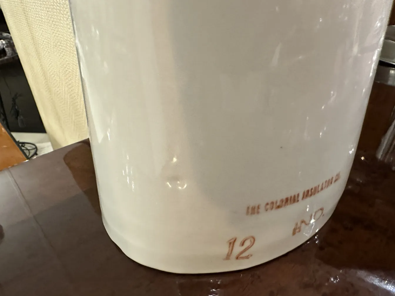 Par de manos de cerámica, antiguas y con brillo, mostrando detalles de la forma, ambiente neutro.