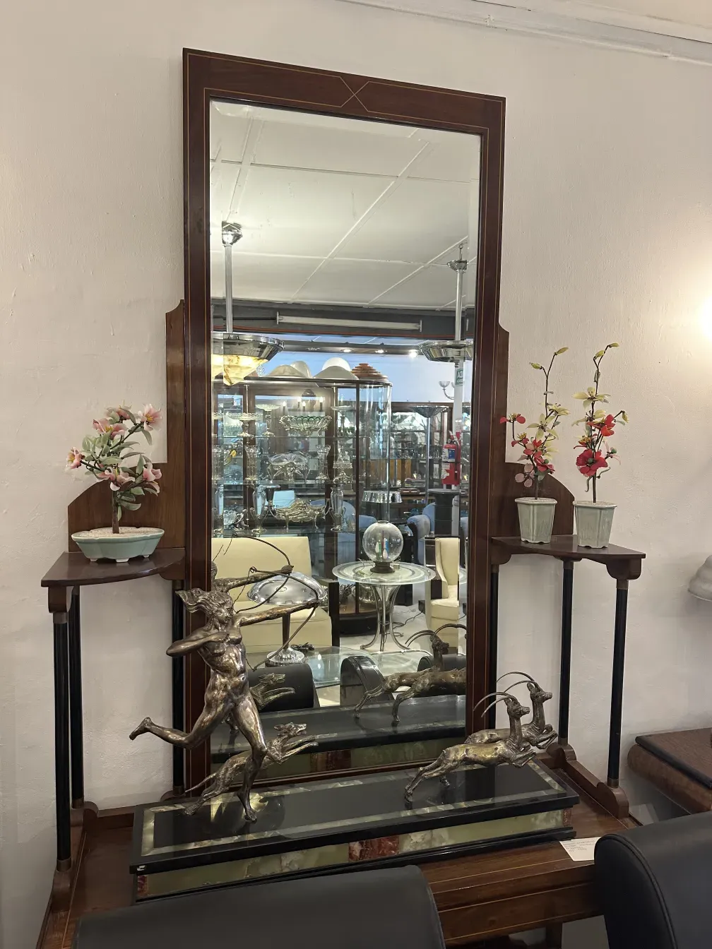 Bonsái antiguo en entorno elegante con flores decorativas