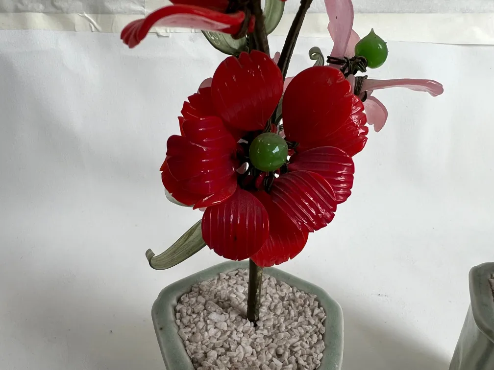 Bonsai antigo com flores vermelhas em um vaso