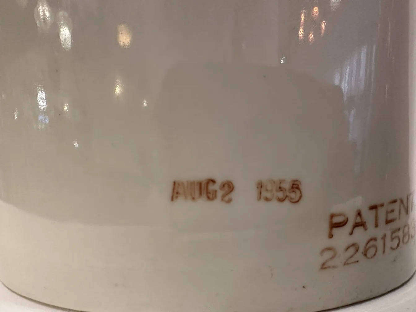 Par de mãos de cerâmica, antigas e brilhantes, mostrando detalhes da forma em um ambiente neutro.